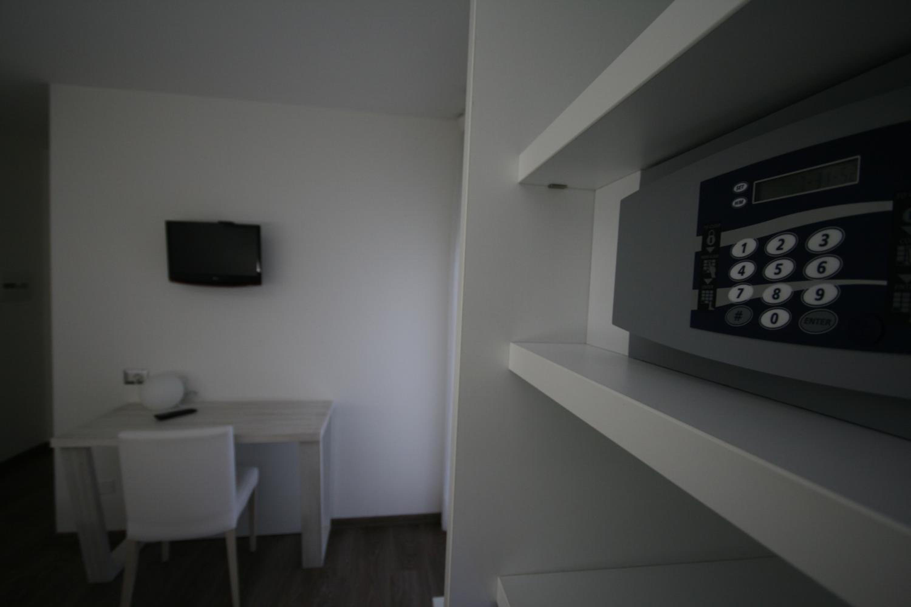 Double or Twin Room - Photo 4