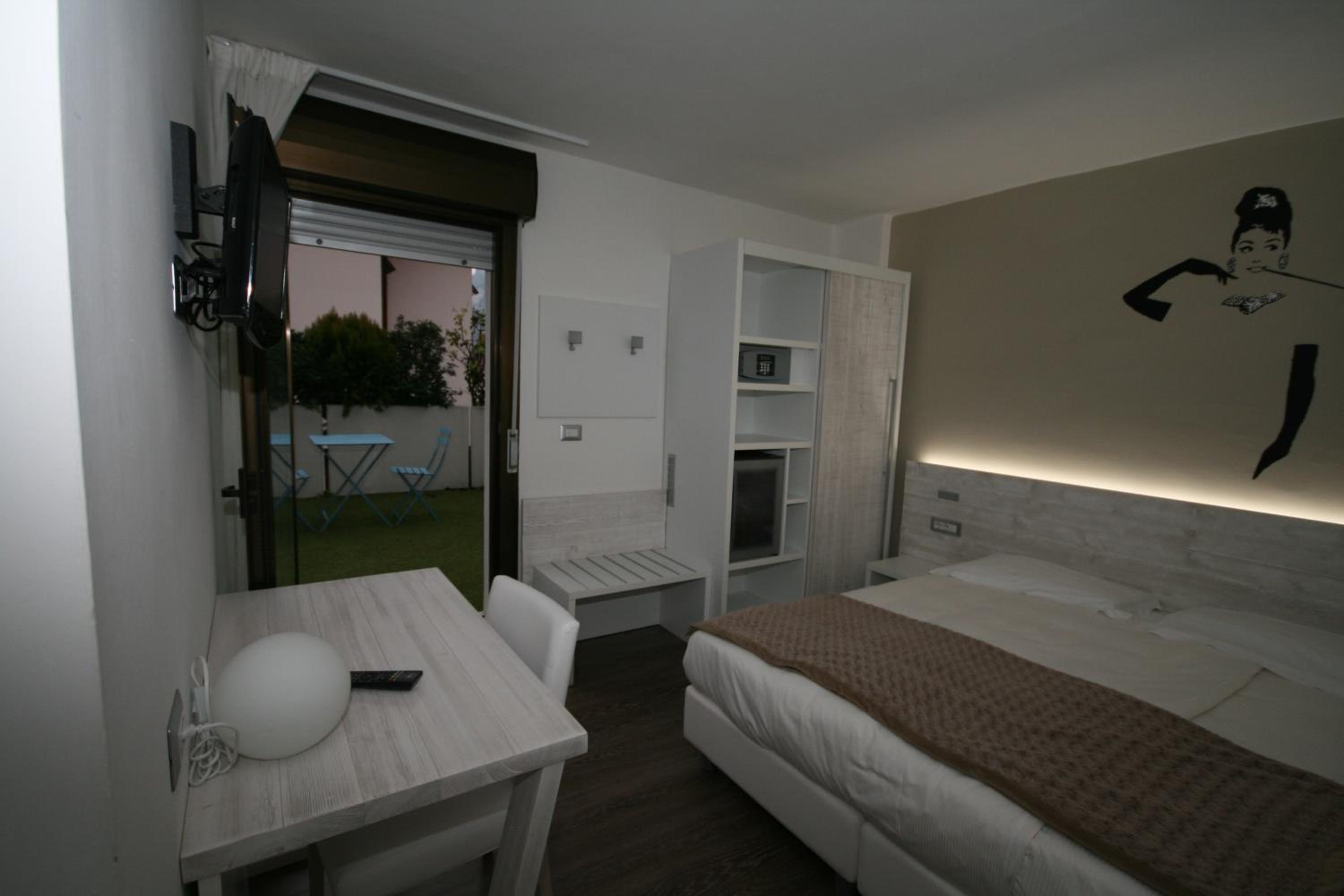 Double or Twin Room - Photo 5