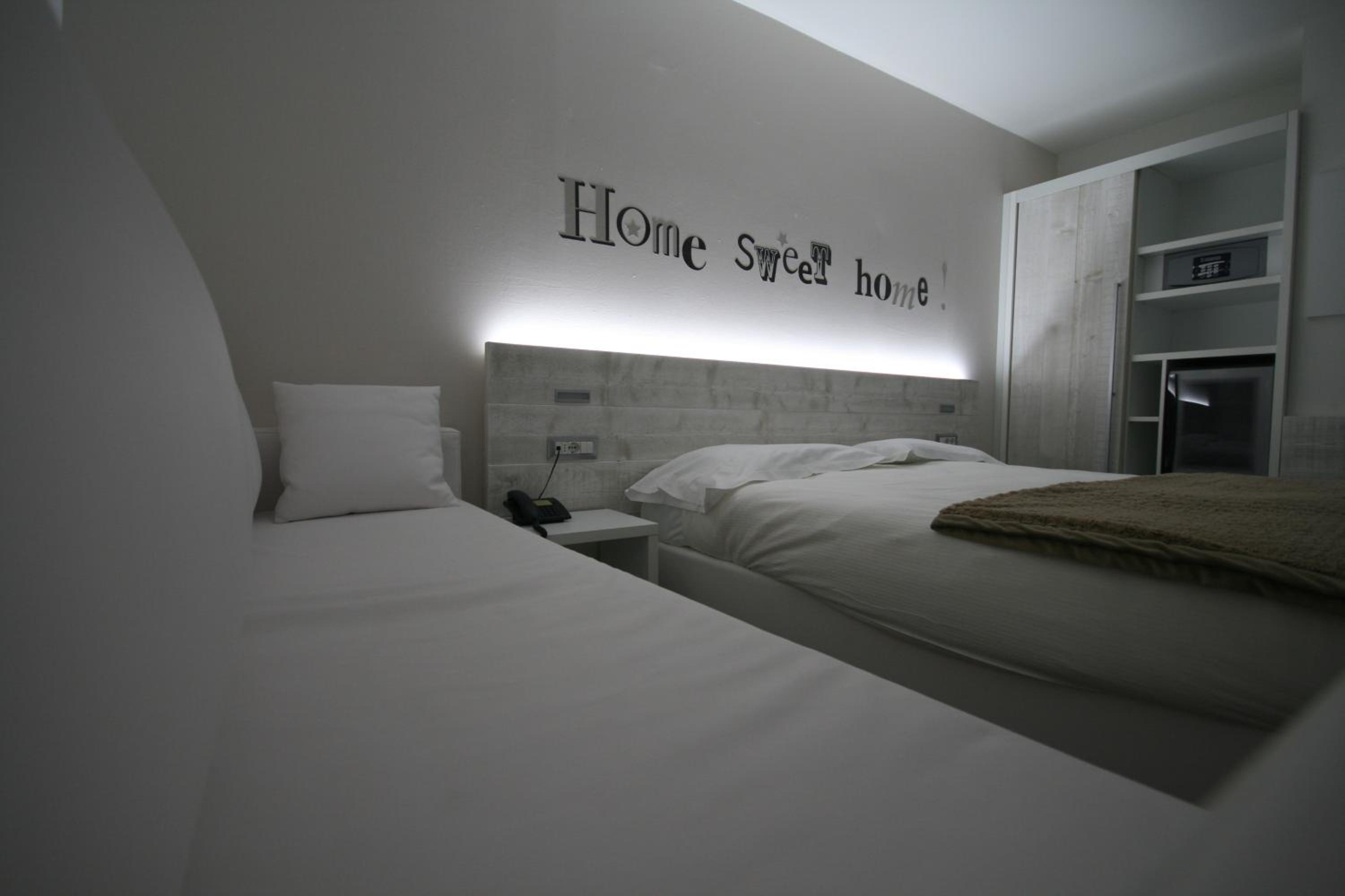 Double or Twin Room - Photo 6