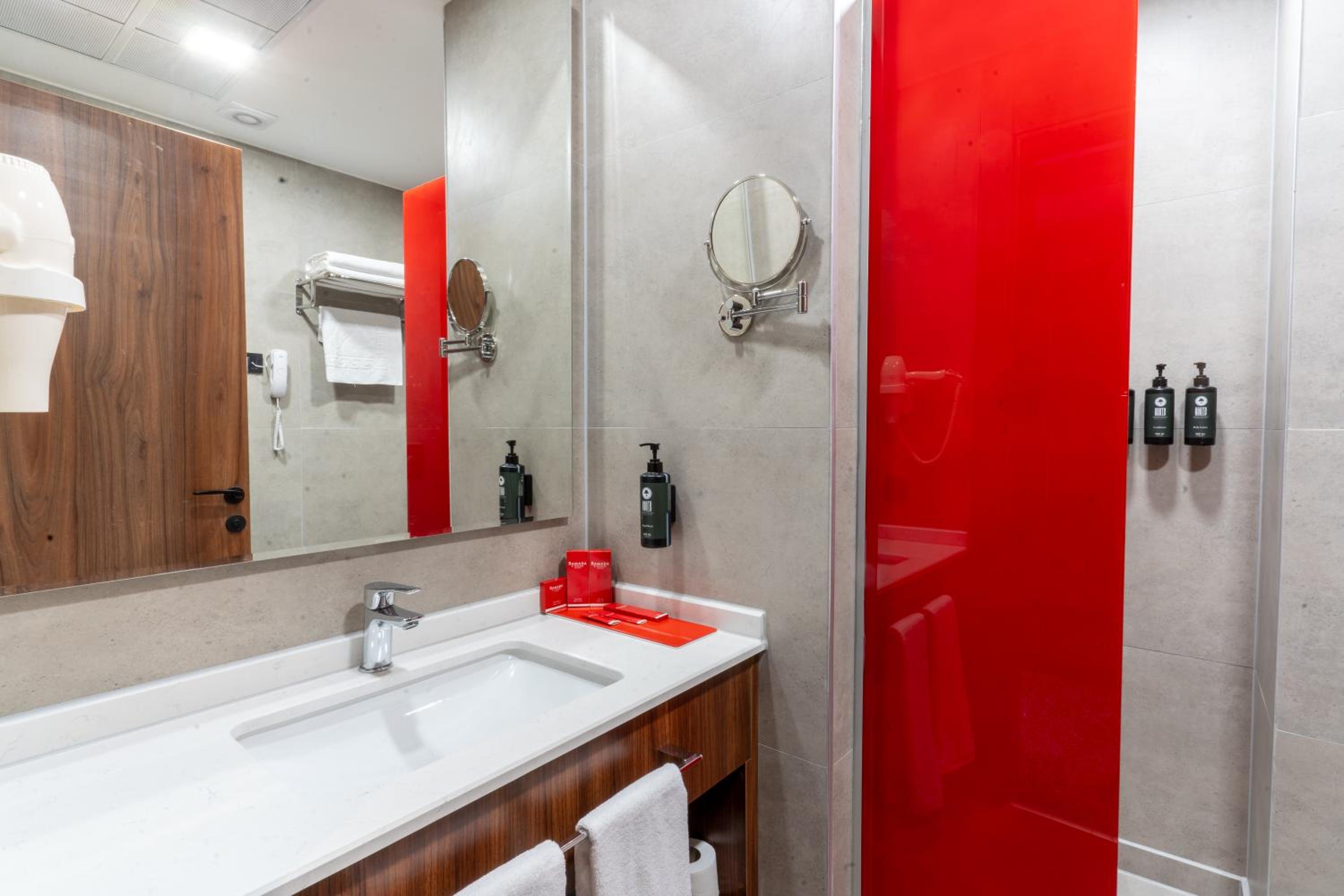 Deluxe King Room - Photo 4