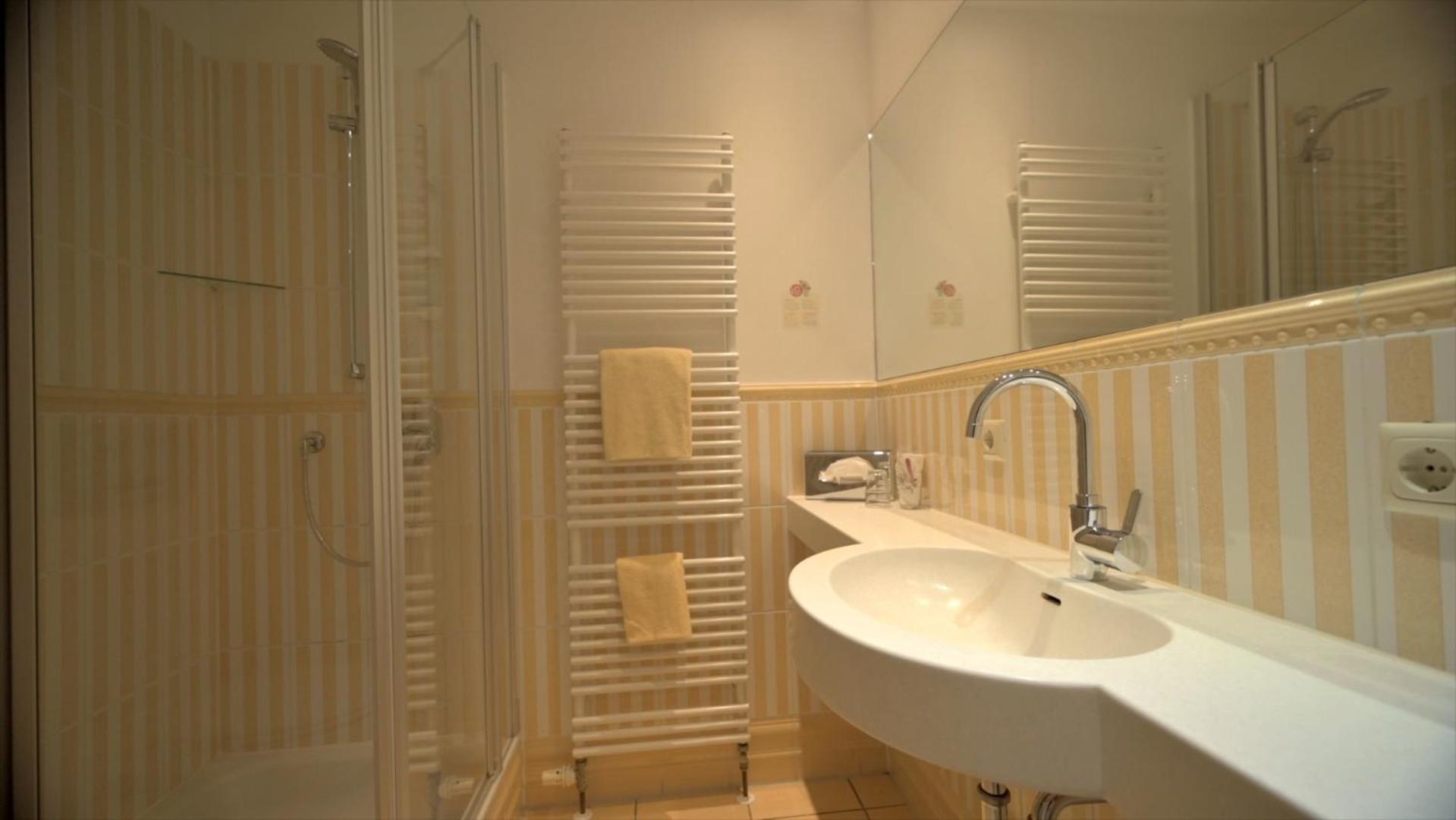 Double Room with Balcony - Photo 3