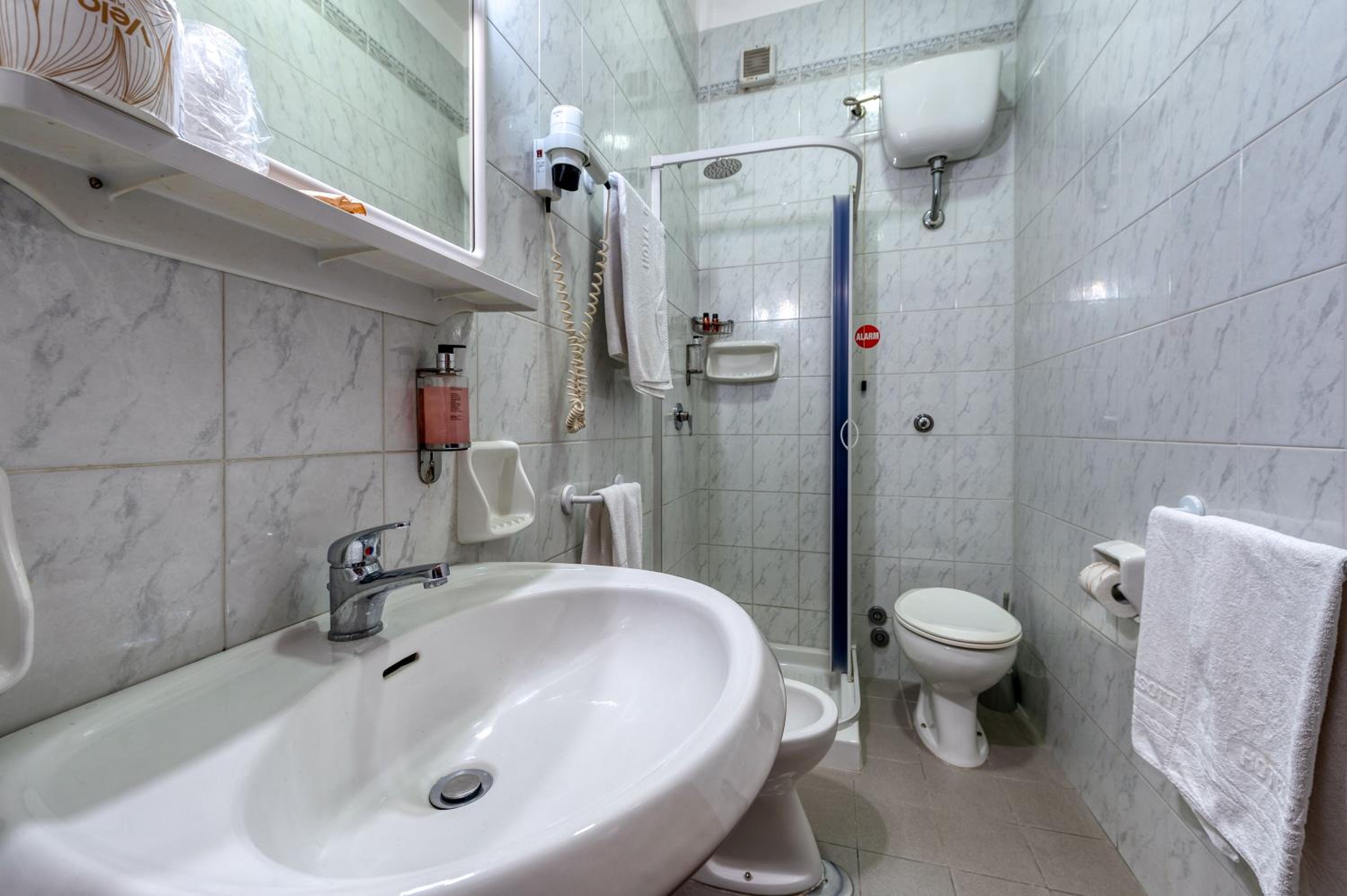 Double or Twin Room - Photo 6
