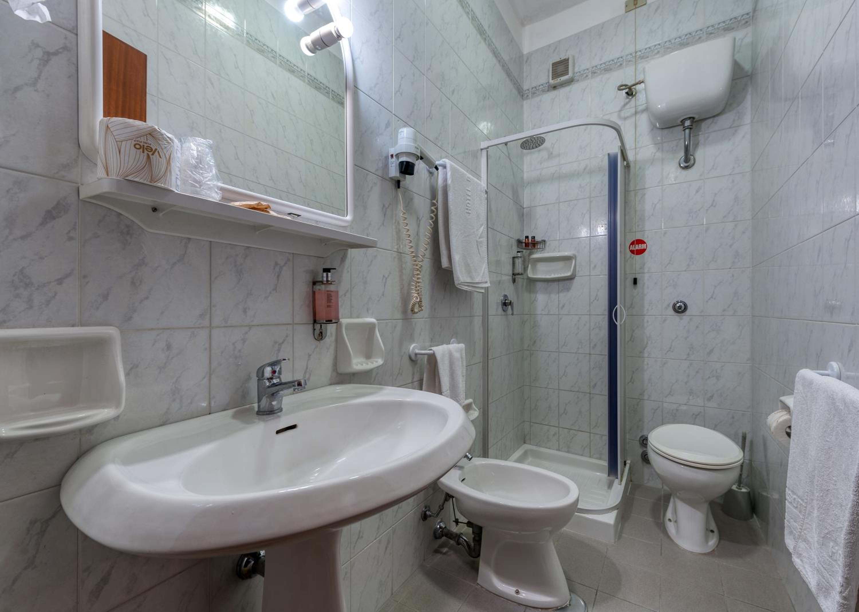 Double or Twin Room - Photo 5