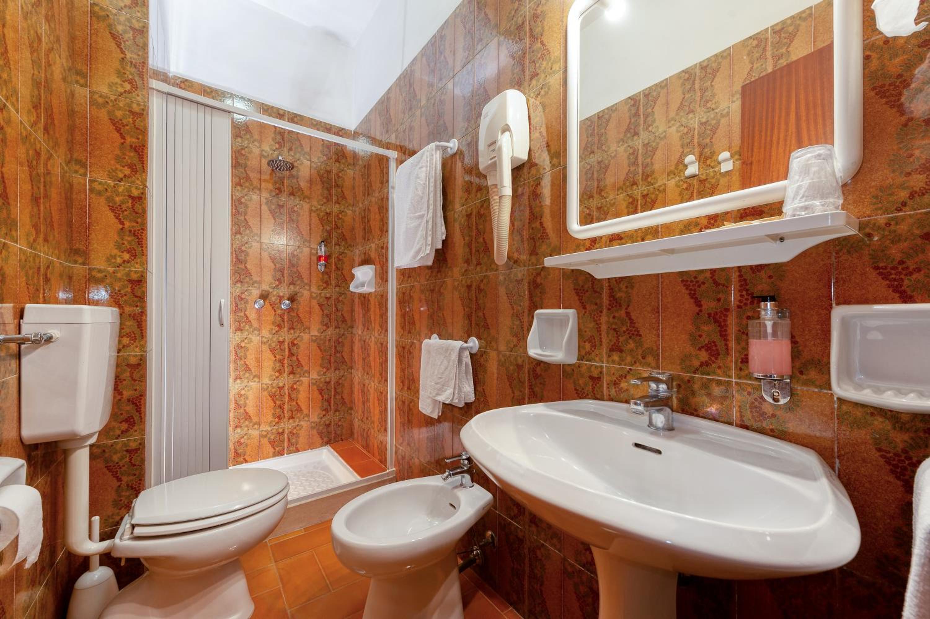 Double or Twin Room - Photo 12