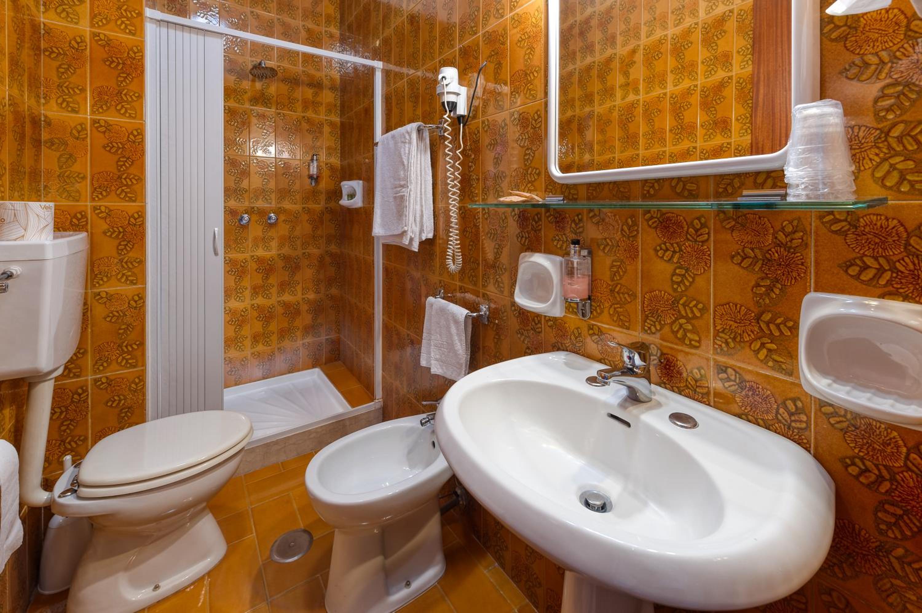 Double or Twin Room - Photo 13