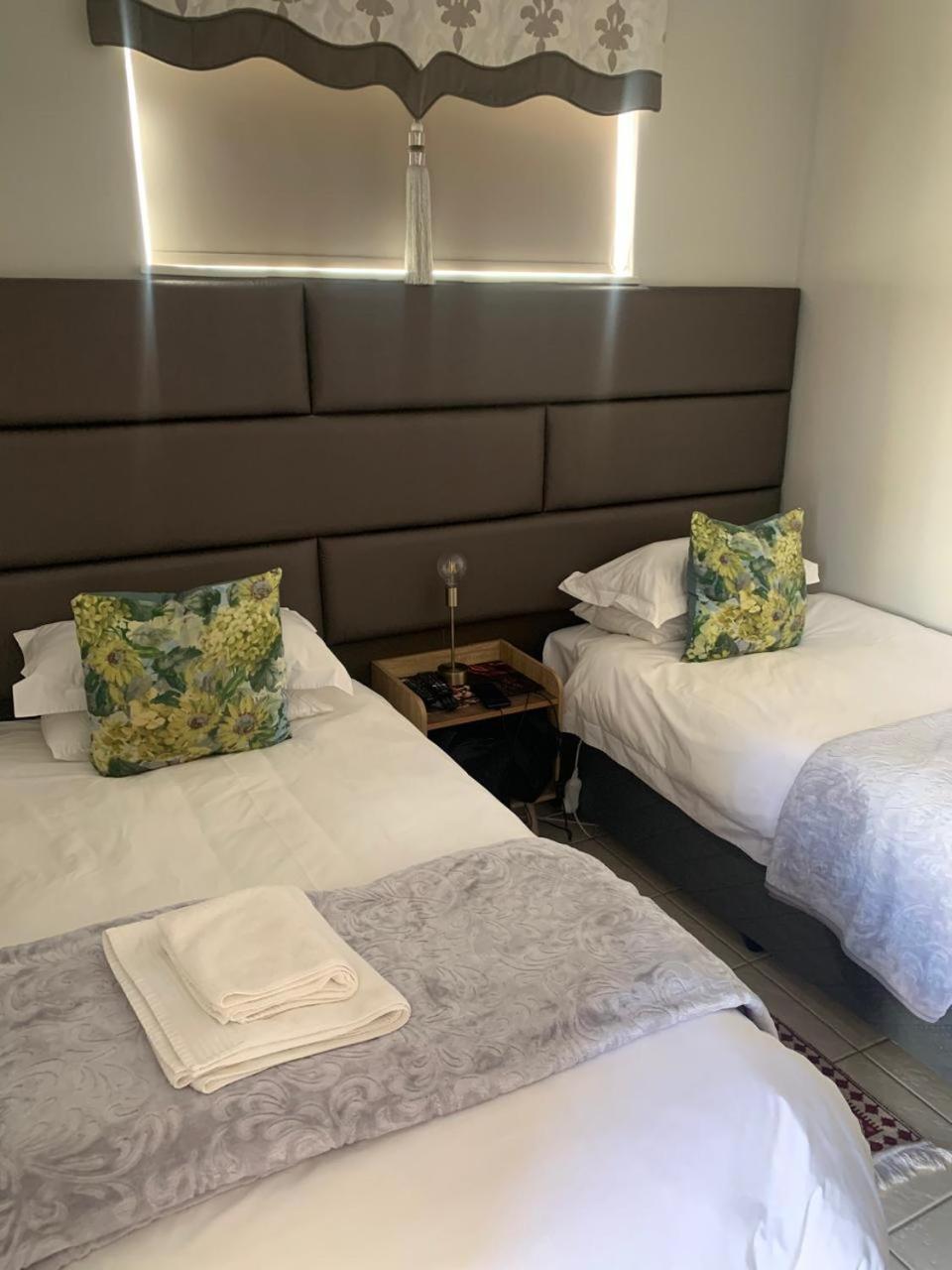 Standard King Room - Photo 5