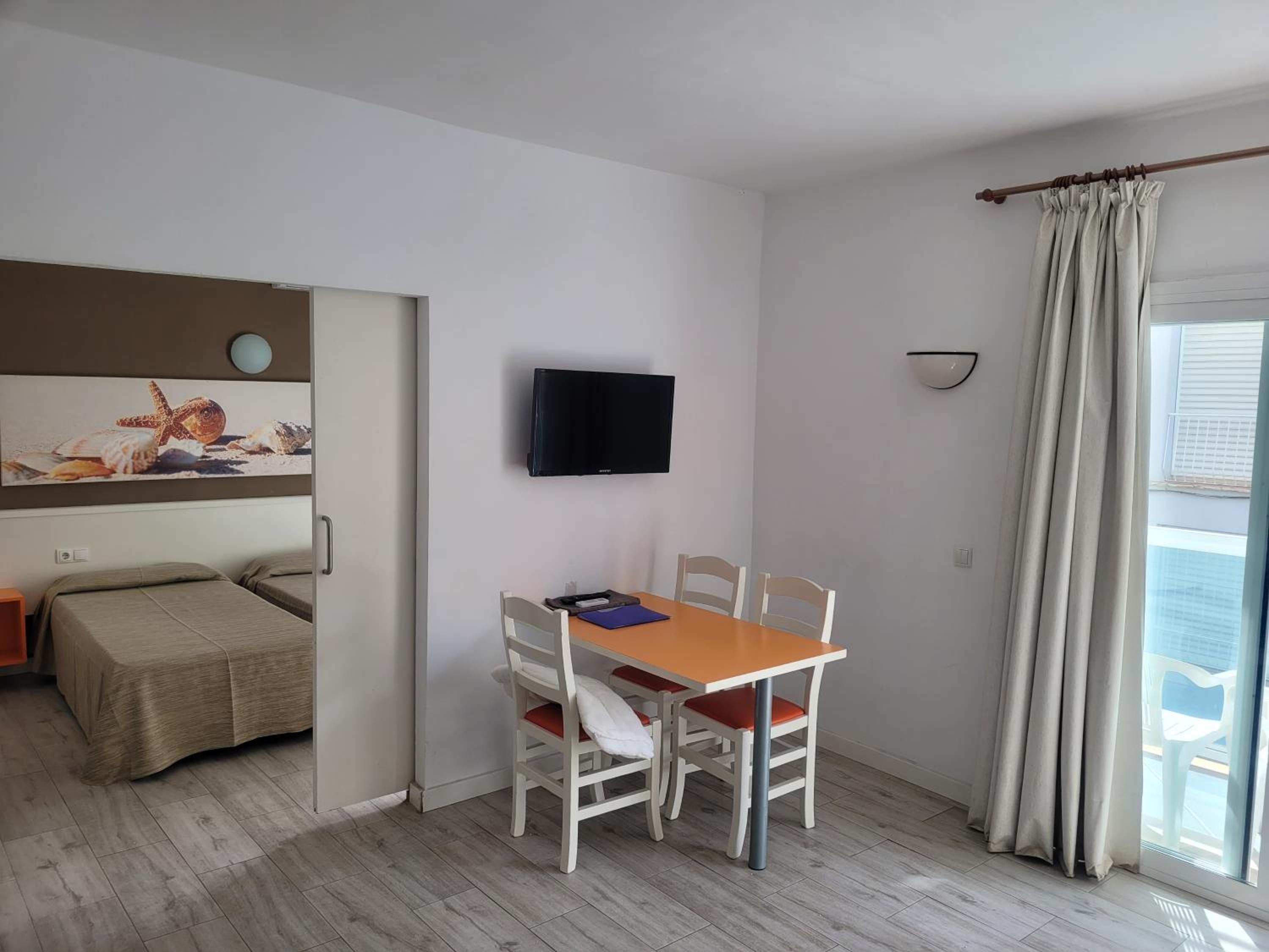 Apartamento de una habitación con balcón