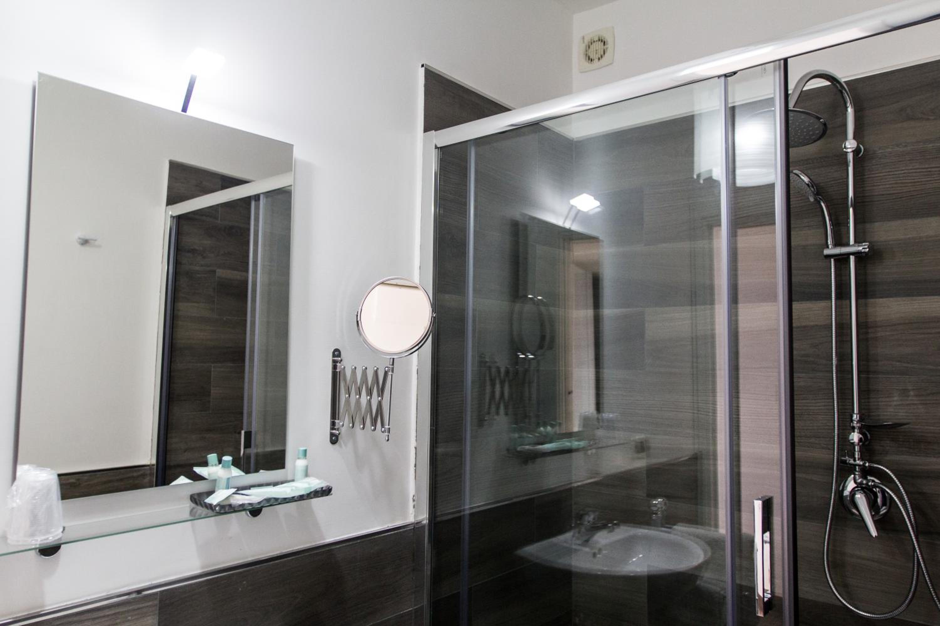 Double Room with Balcony and Sea View - Photo 9