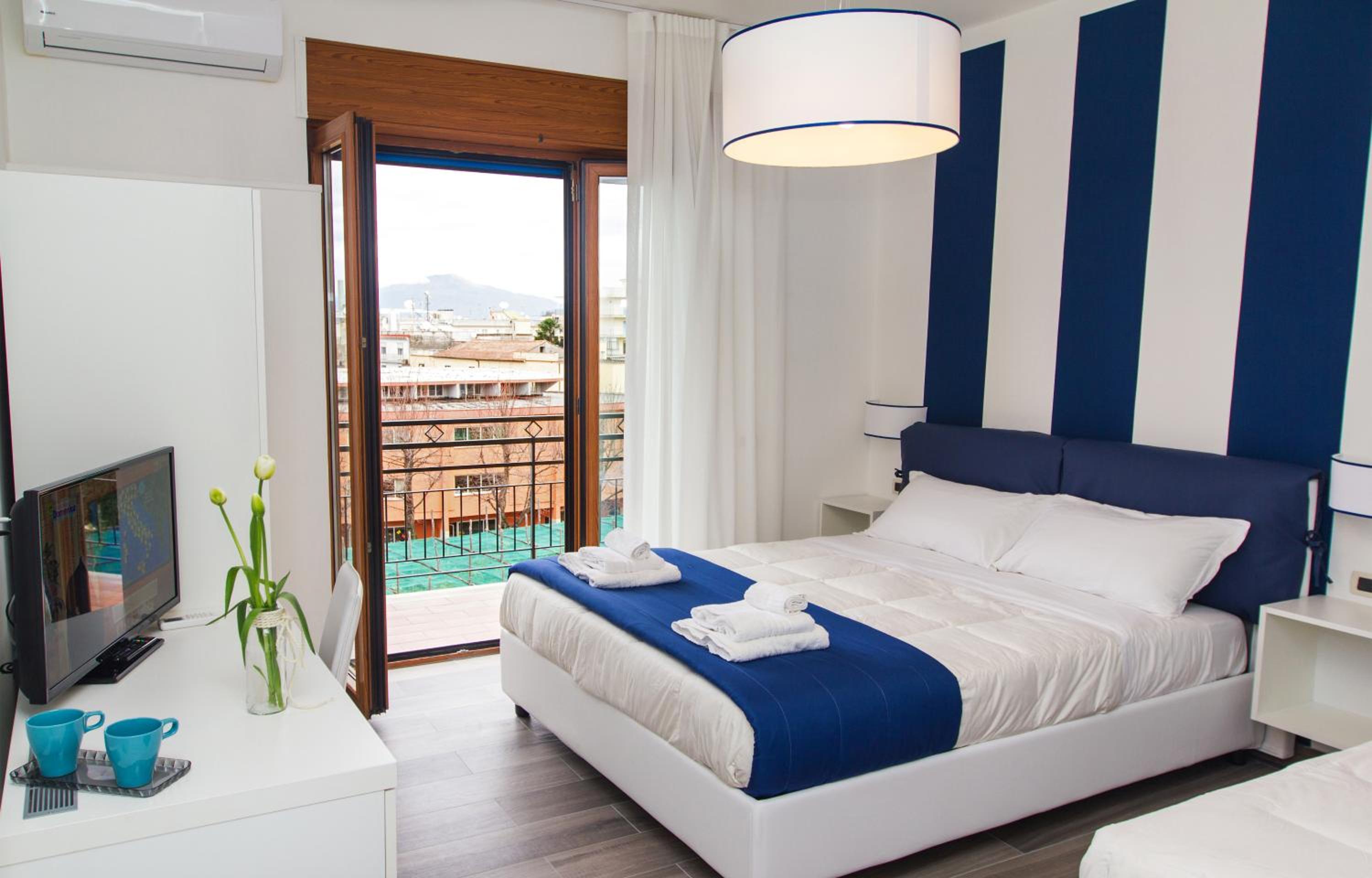Double Room with Balcony and Sea View - Photo 3
