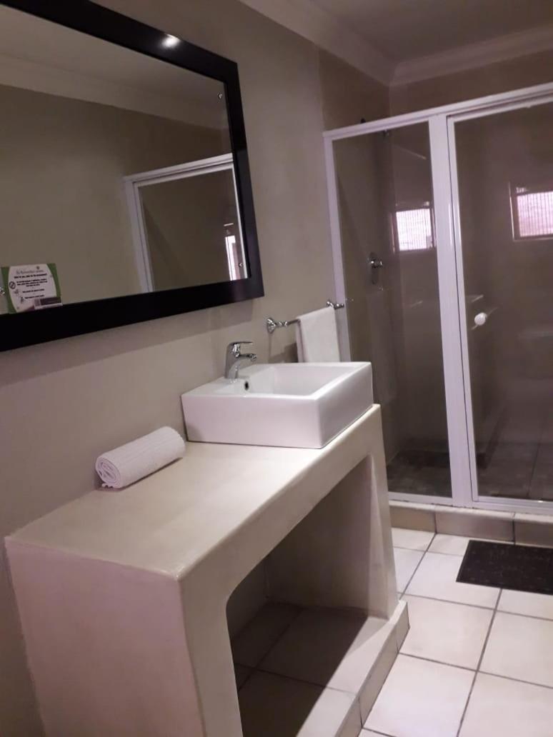 Standard Double Room - Photo 2