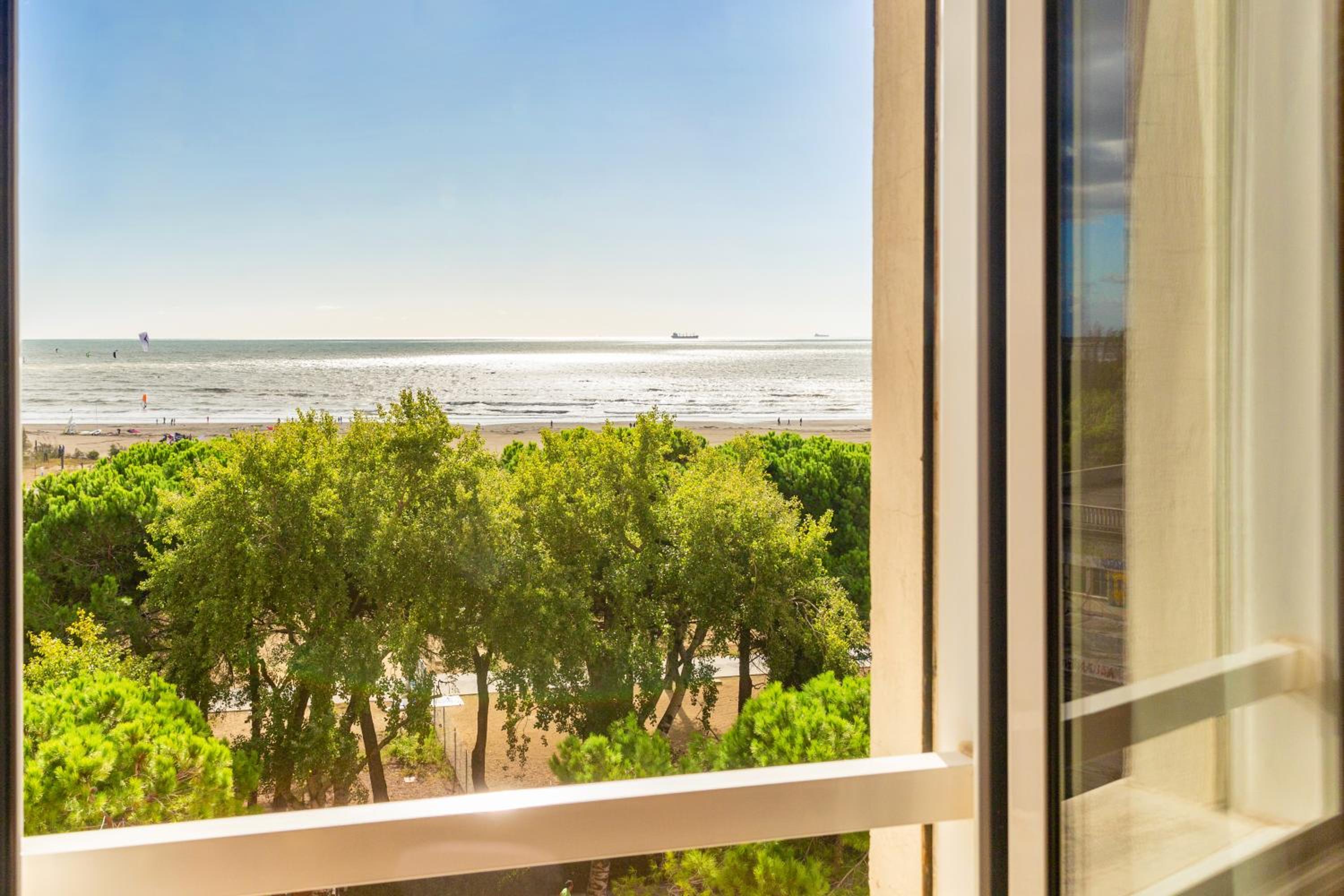 Superior Room with View - Photo 3