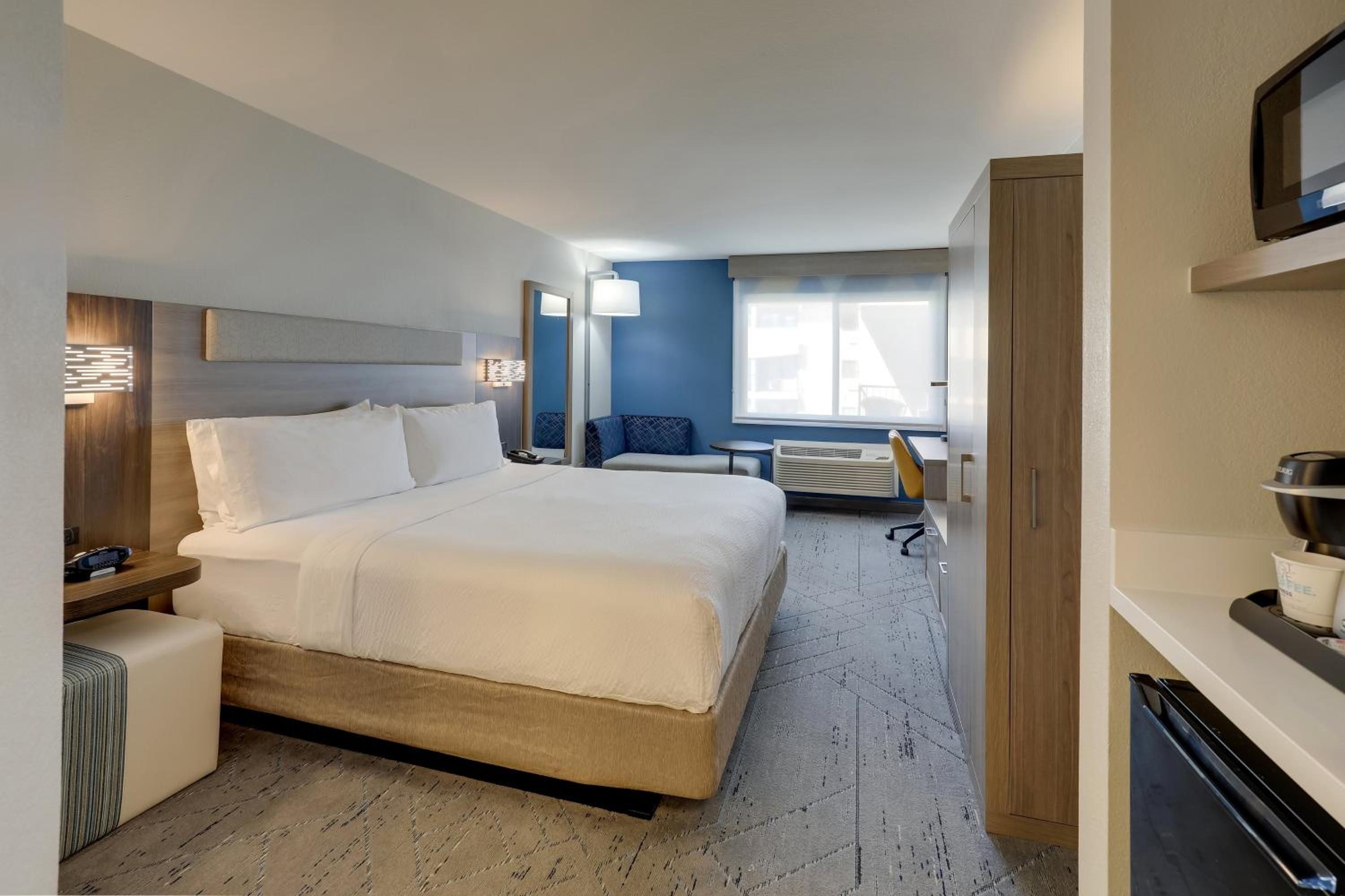 Standard King Room - Accessible photo 1