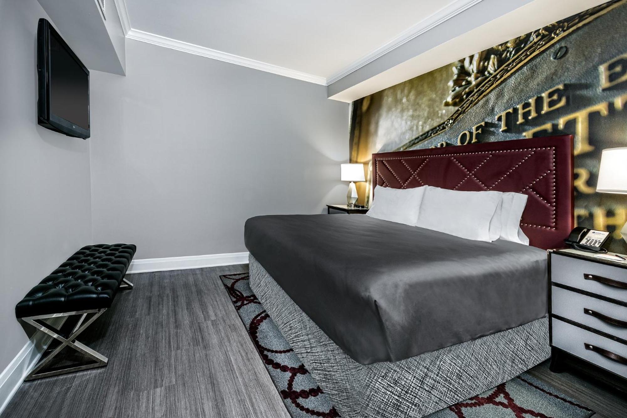 King Suite - Non-Smoking - Photo 2