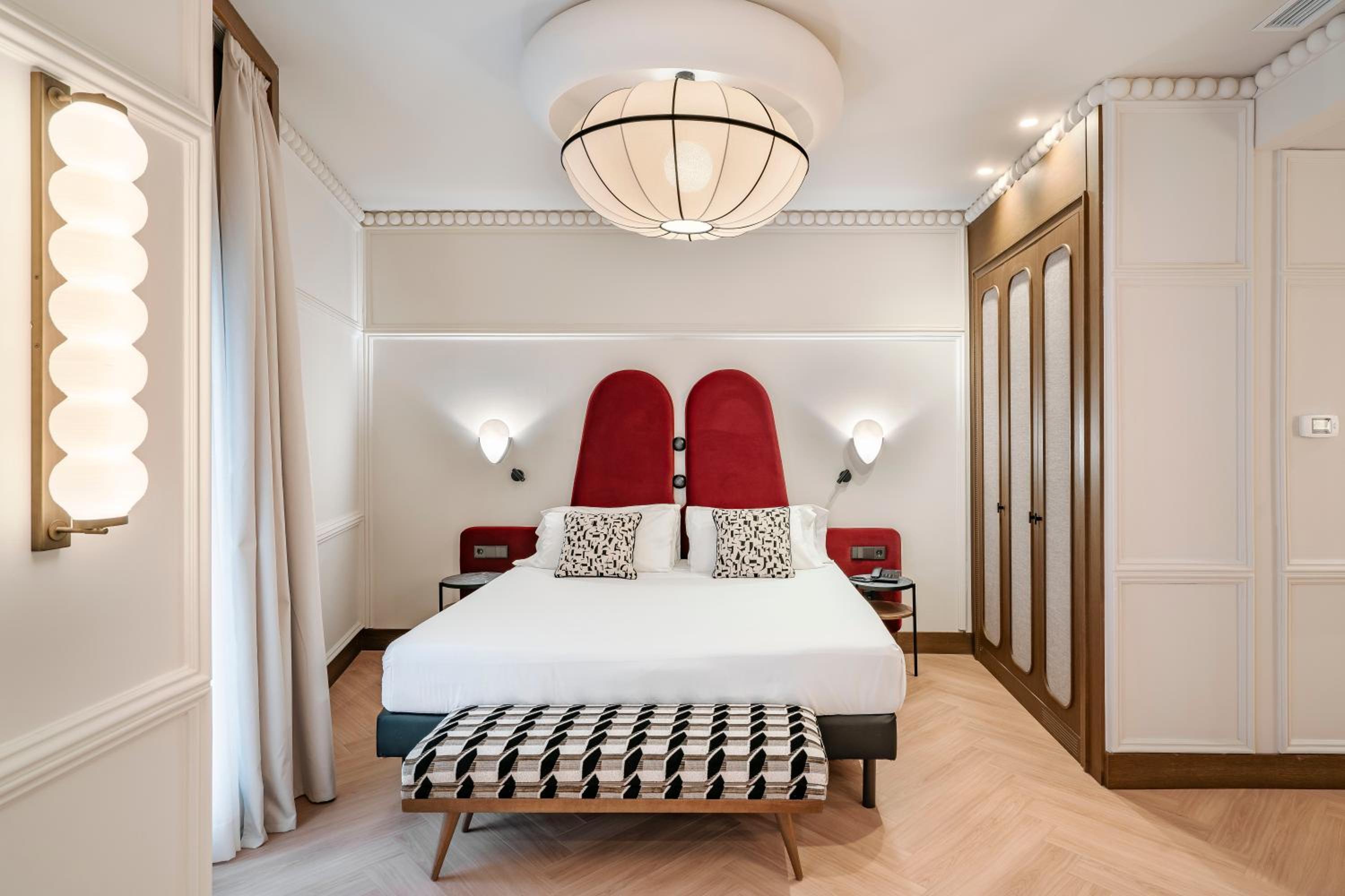 Deluxe Room thumbnail 5