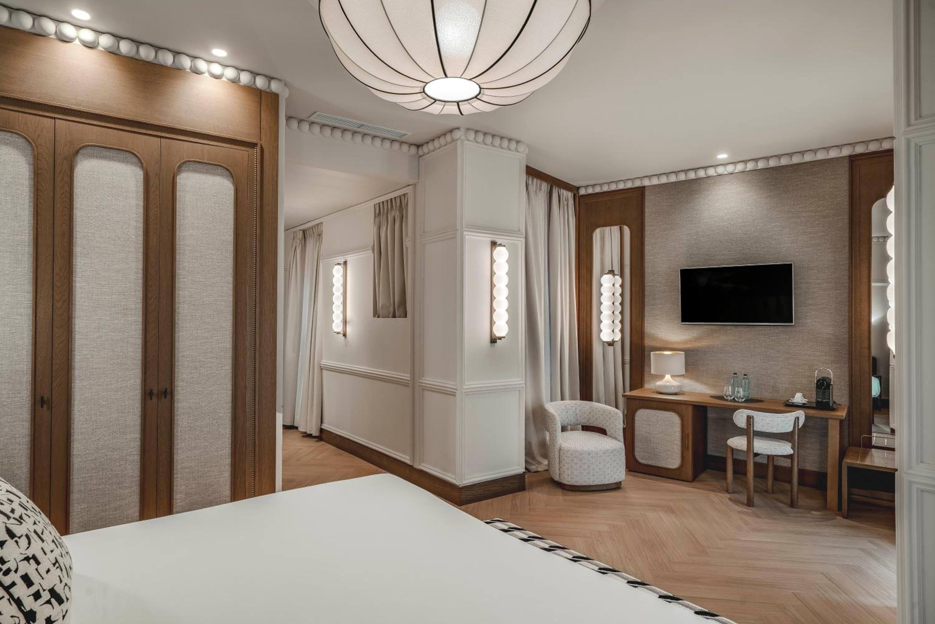 Deluxe Room thumbnail 5
