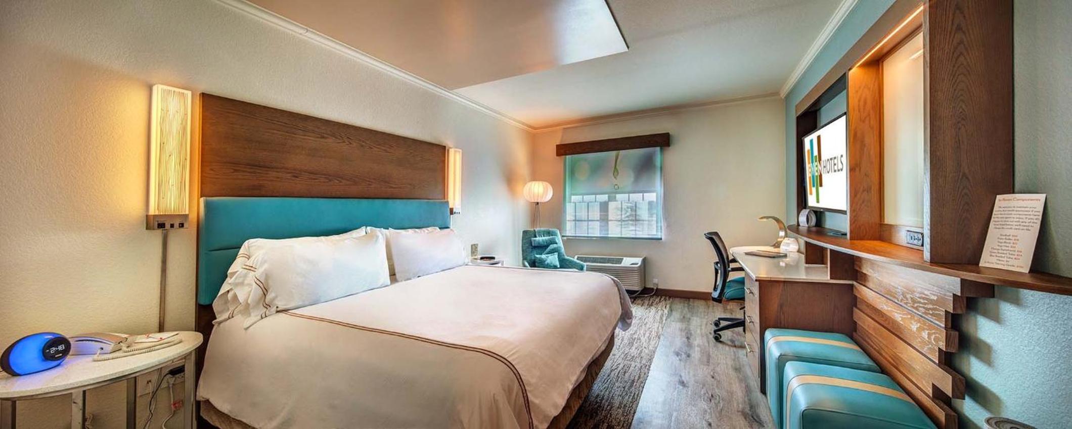 Standard King Room with Lake View - Photo 2