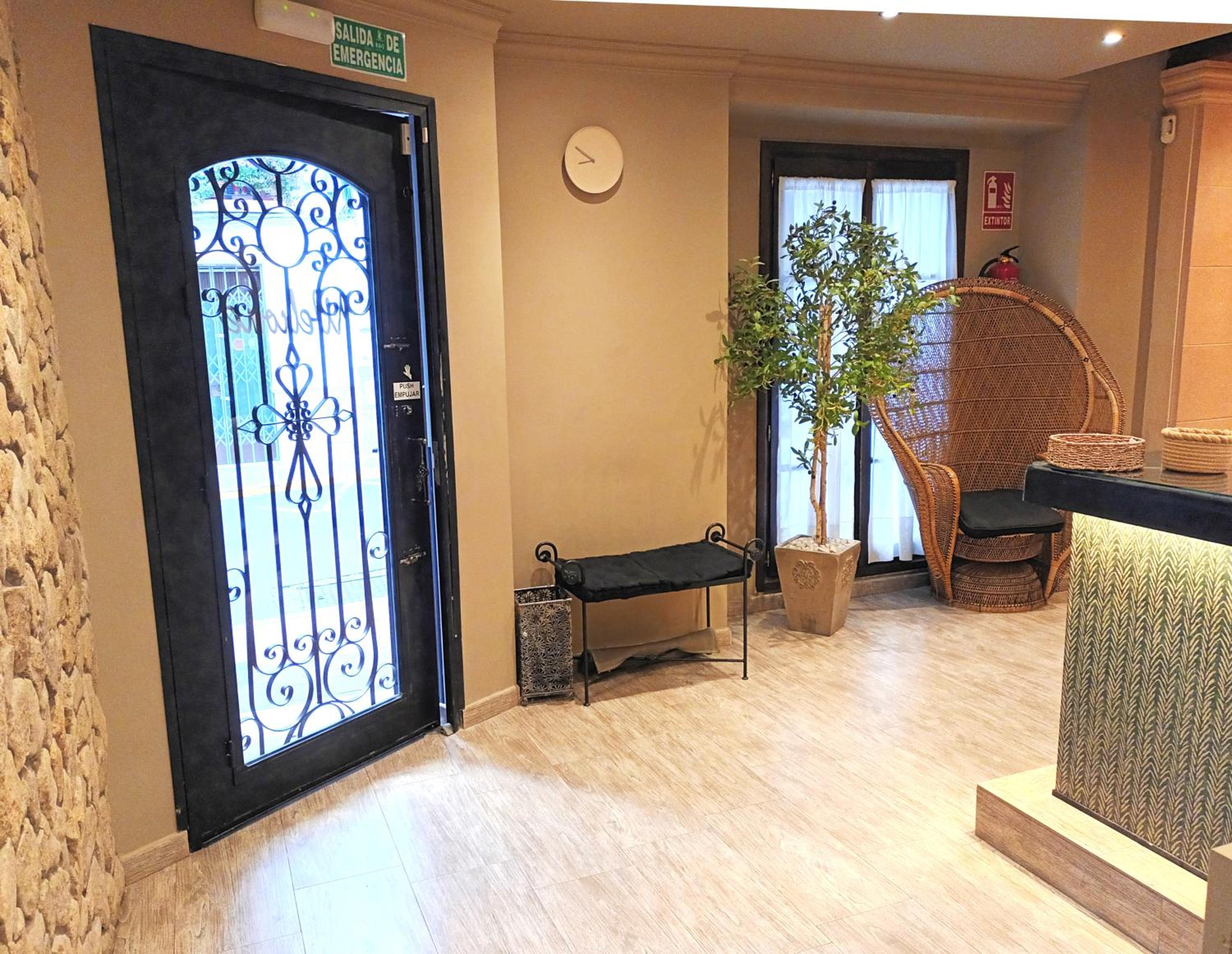 Standard Double Room - Photo 15