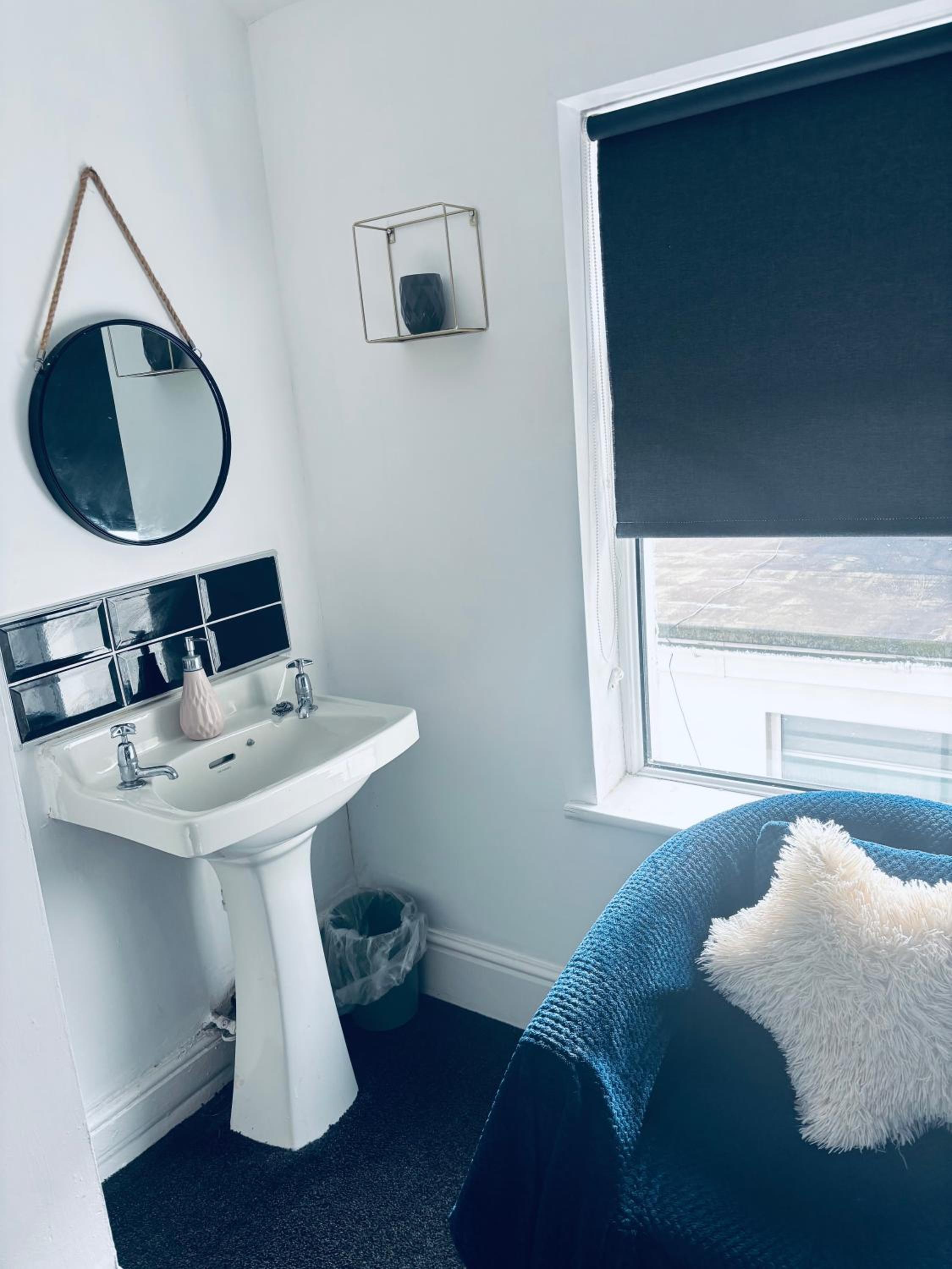 Single room shared bathroom photo 1
