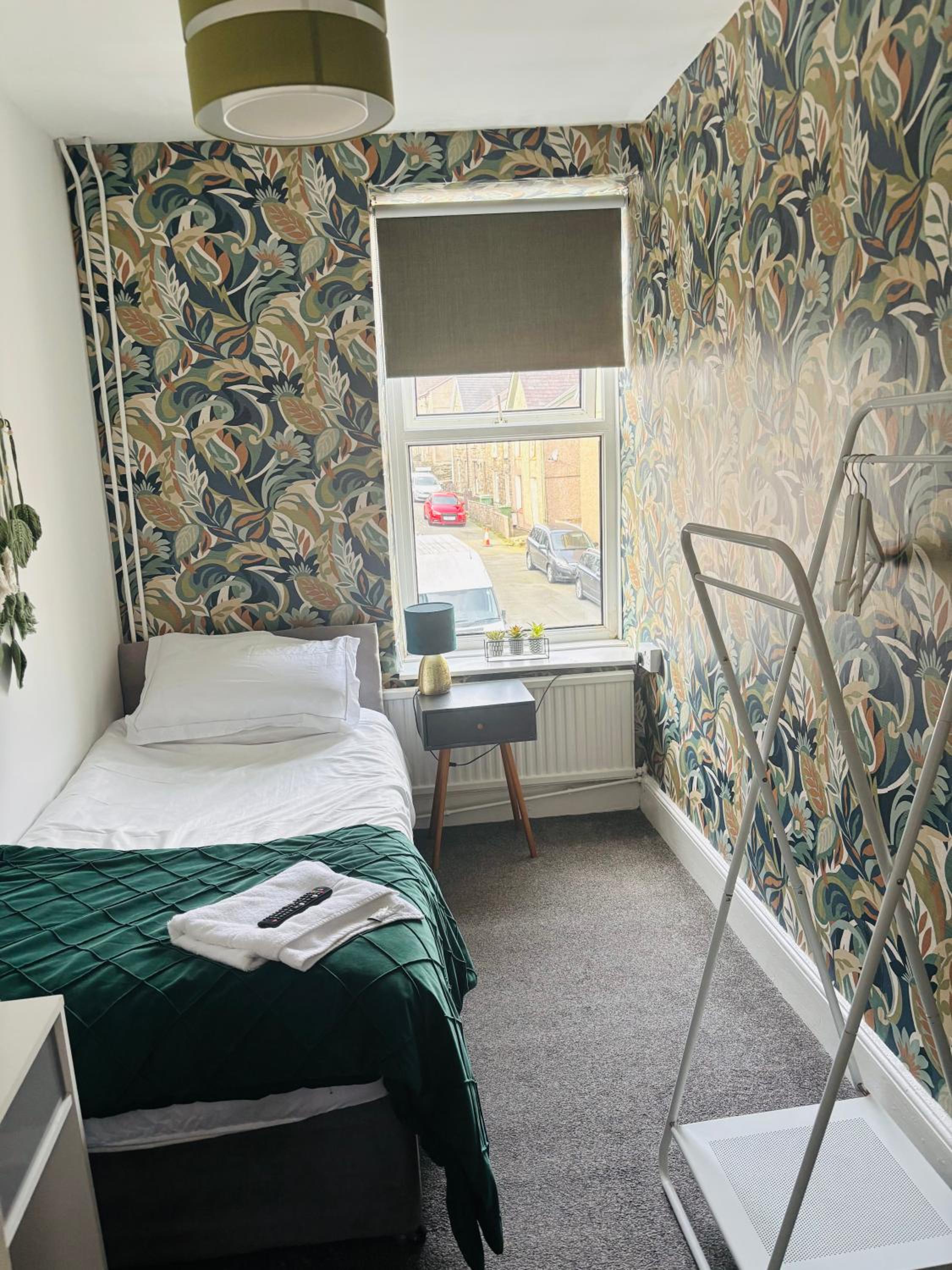 Small Single Room Shared Bathroom photo 2