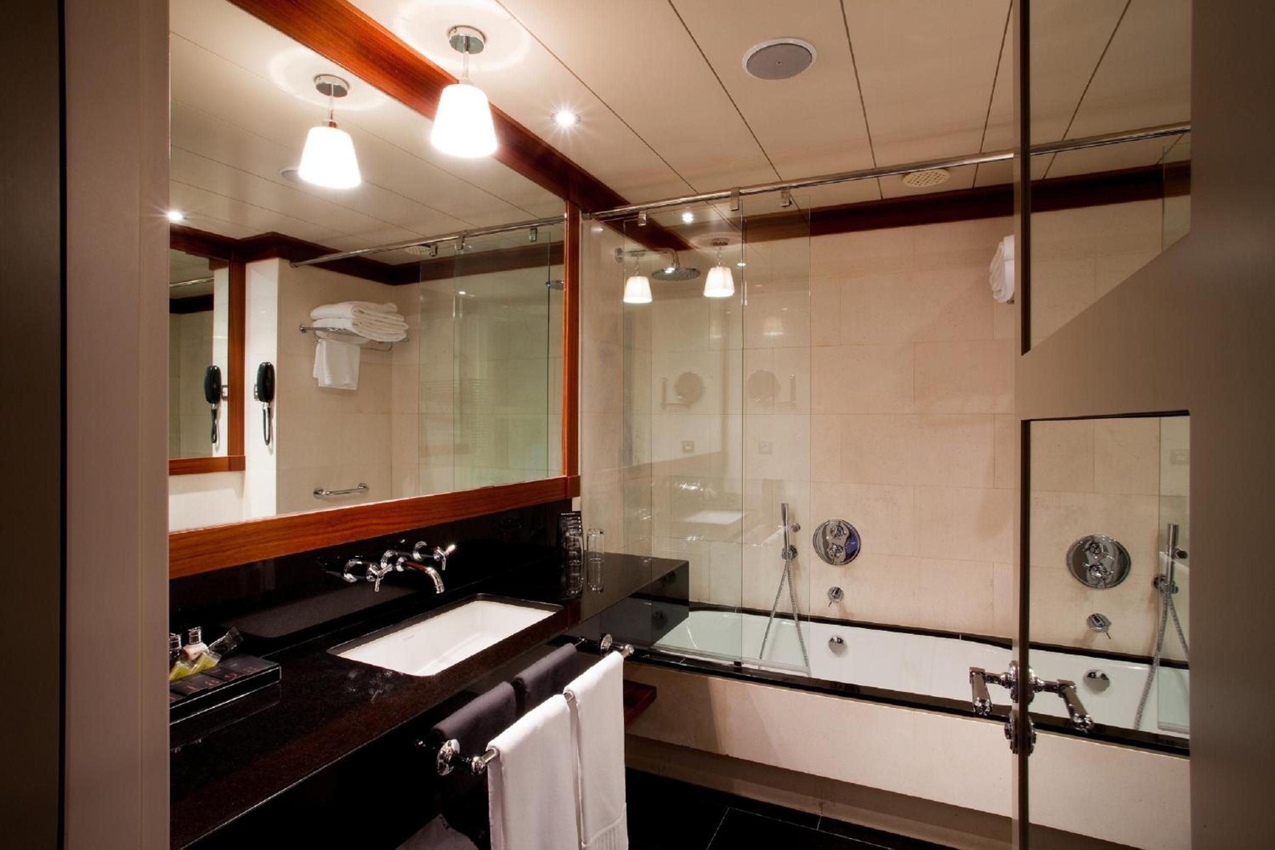 Superior Double or Twin Room thumbnail 5