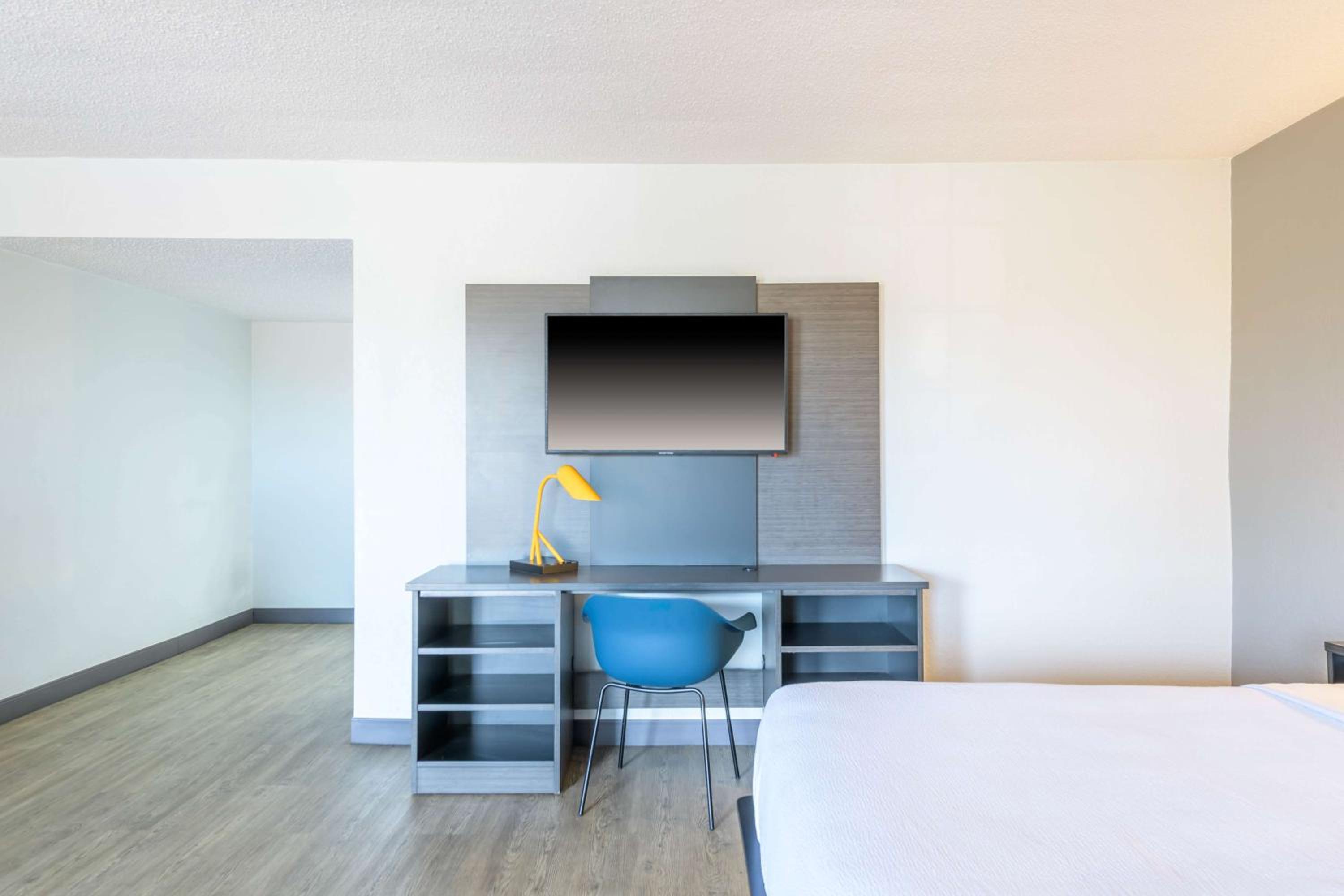 Suite - Non-Smoking - Photo 3