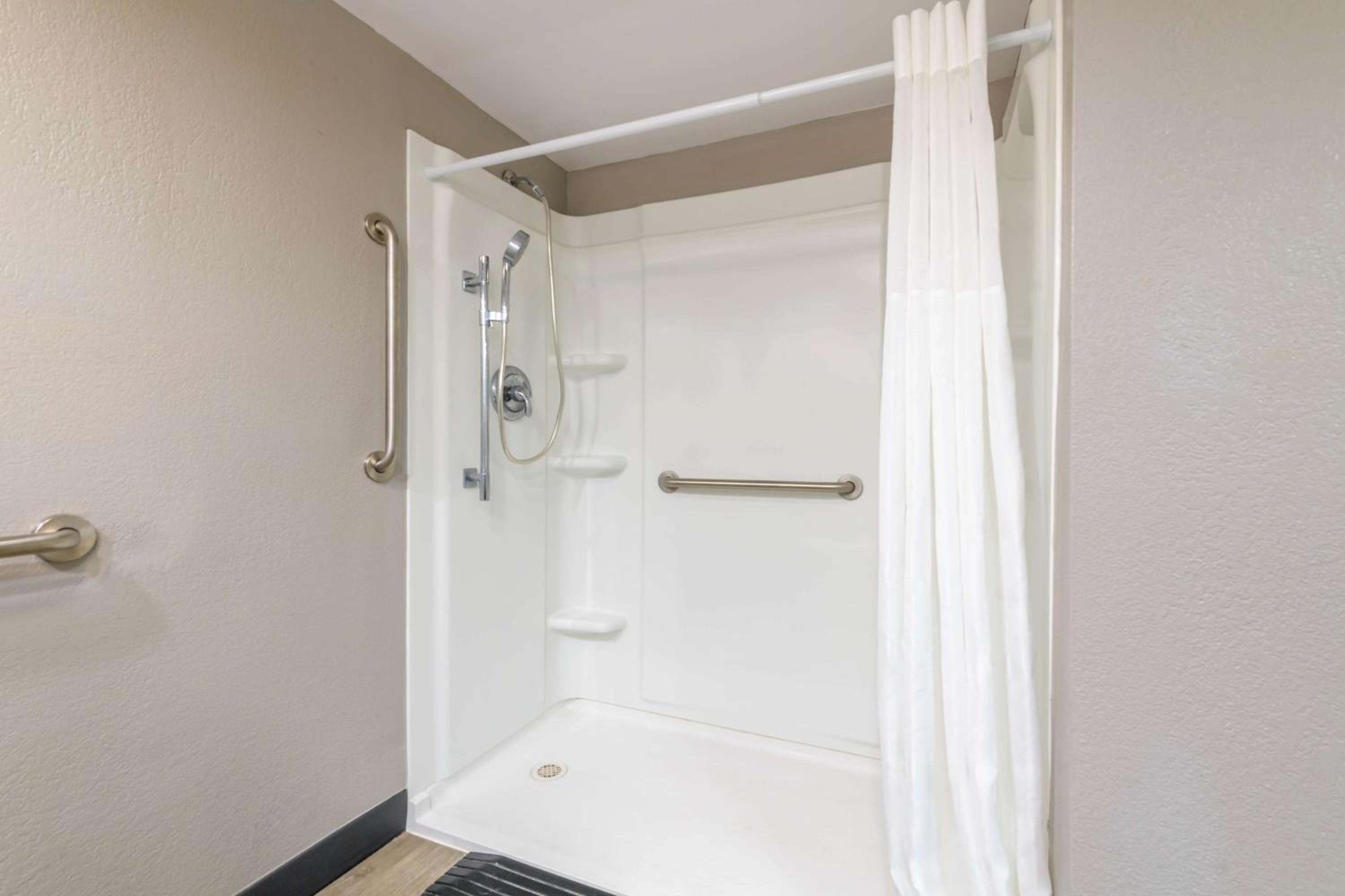 Queen Room with Two Queen Beds - Disability Access - Roll In Shower - Photo 2