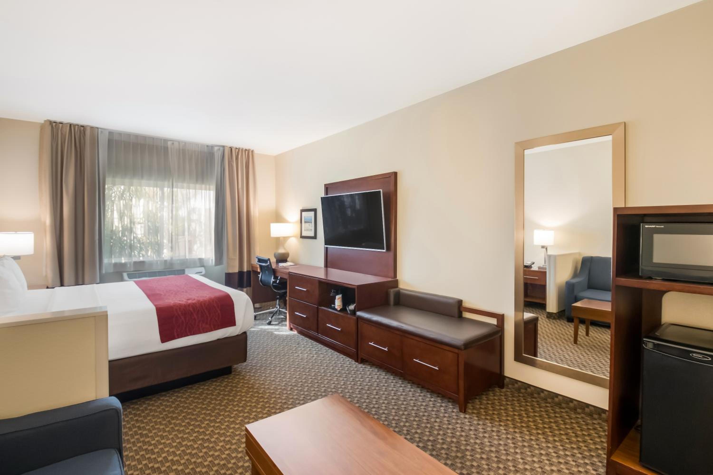 King Room with Sofa Bed - Non-Smoking - Photo 2