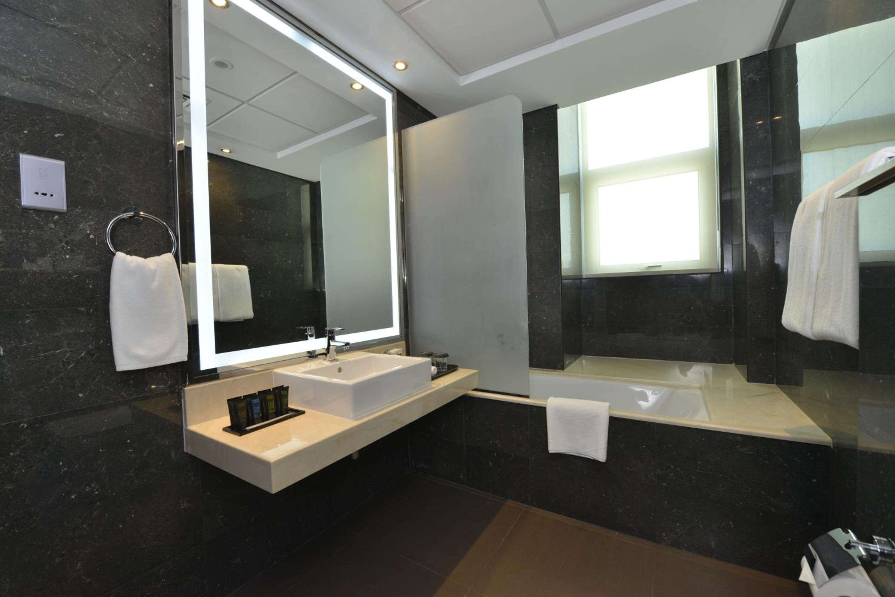 Junior King Suite - Non-Smoking photo 3