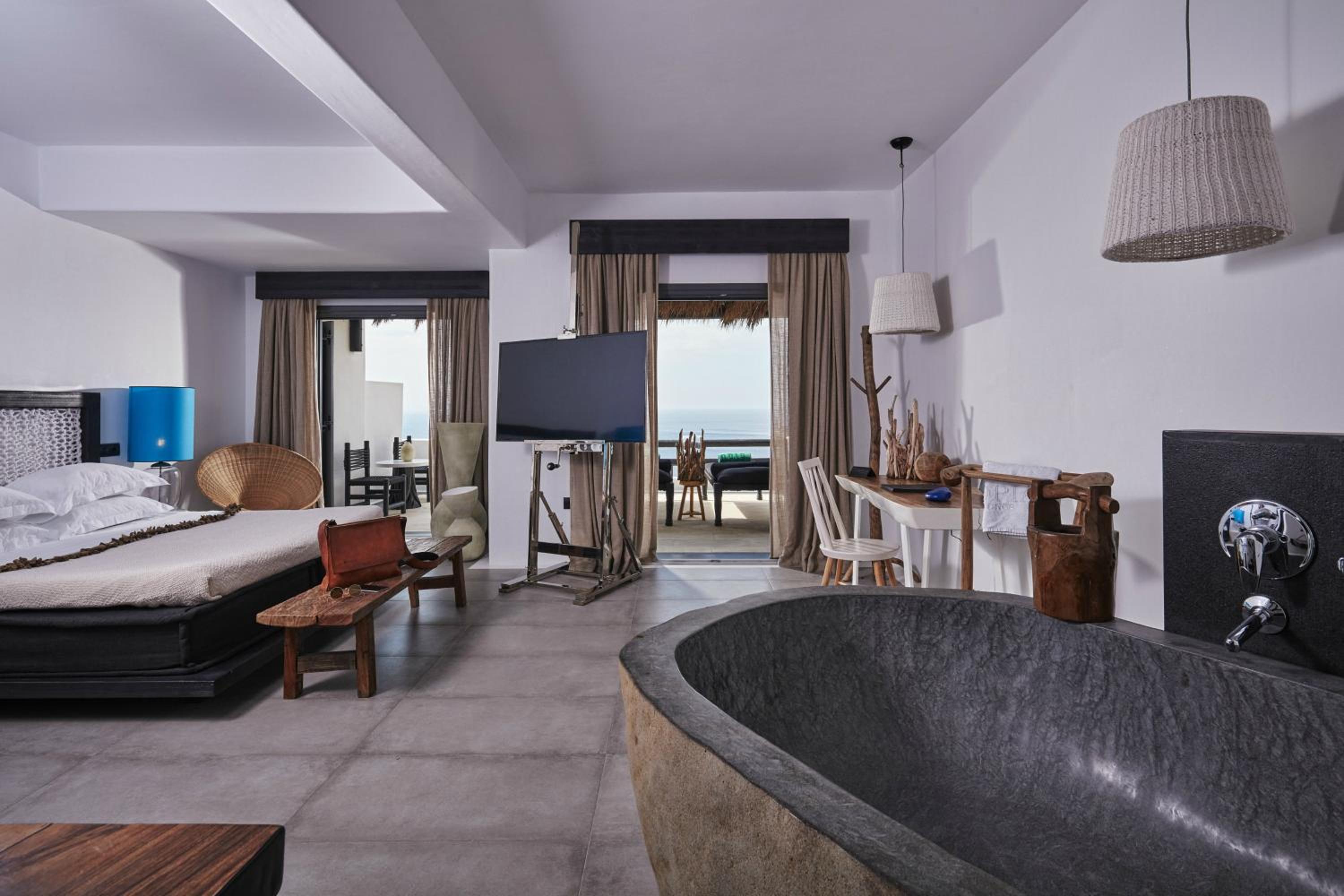 Majestic Retreat Suite with Hot Tub photo 3