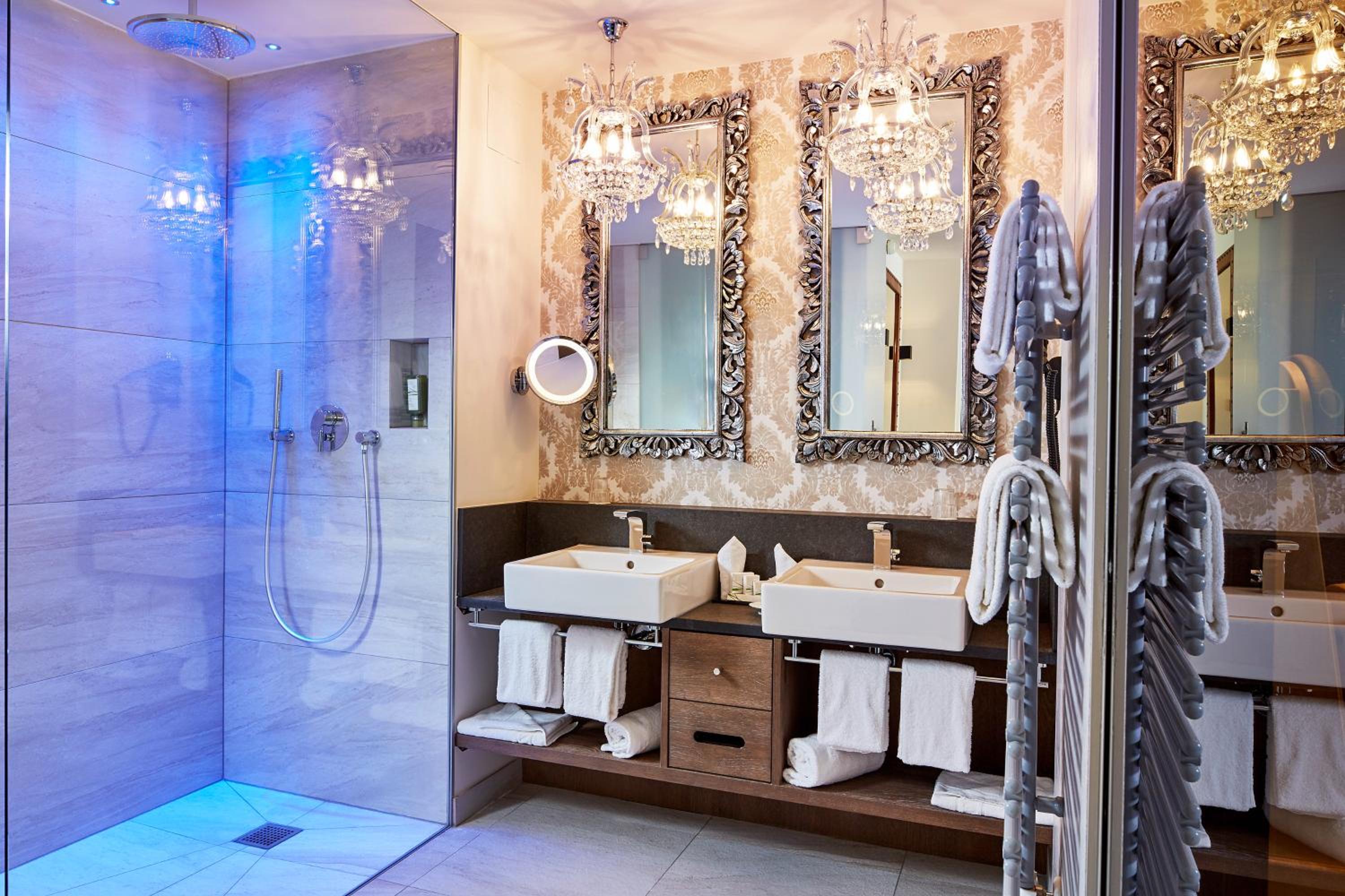 Premium Suite with Spa Bath photo 3