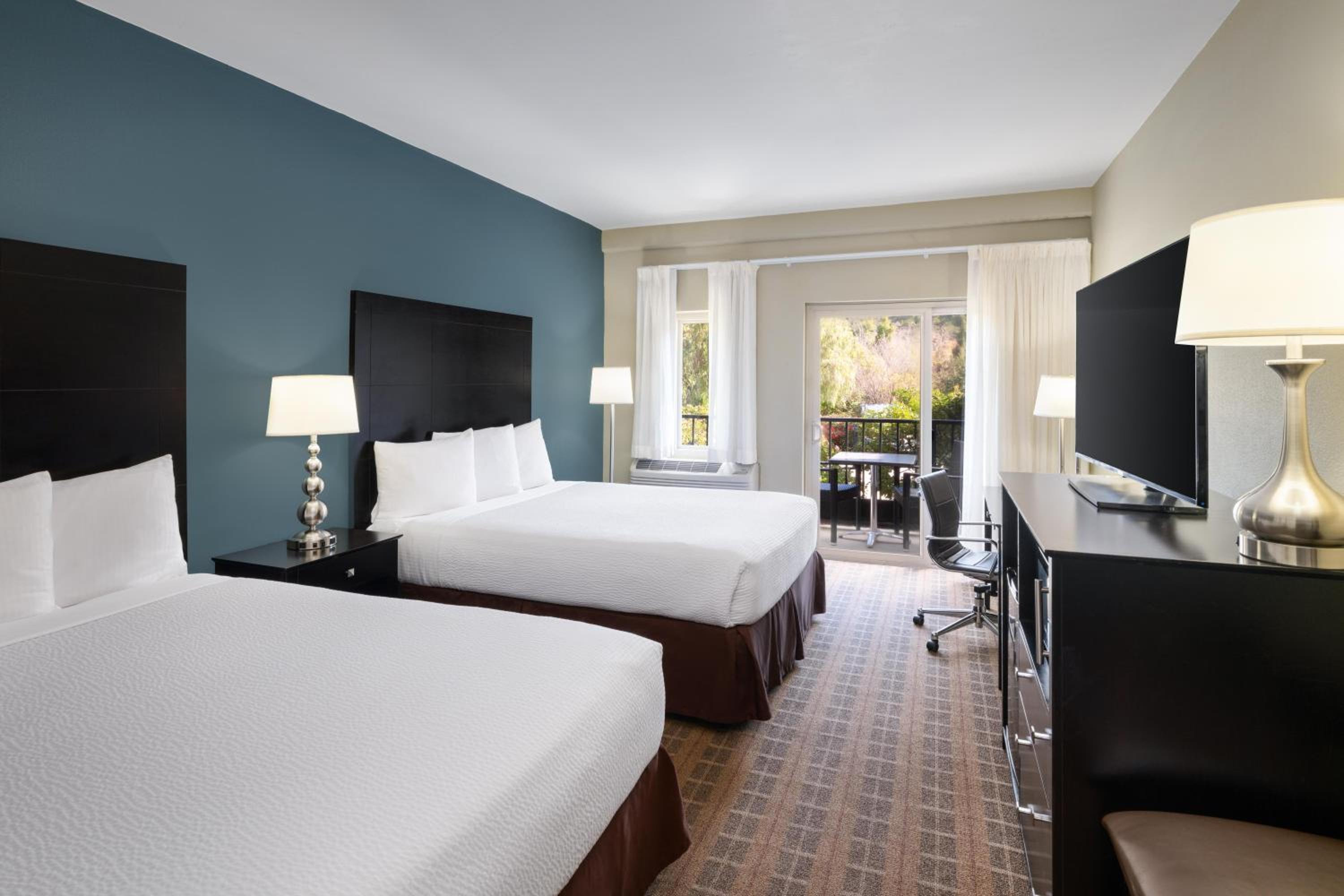 Deluxe Queen Room with Two Queen Beds, Balcony and Walk-In Shower - Non-Smoking - Photo 7