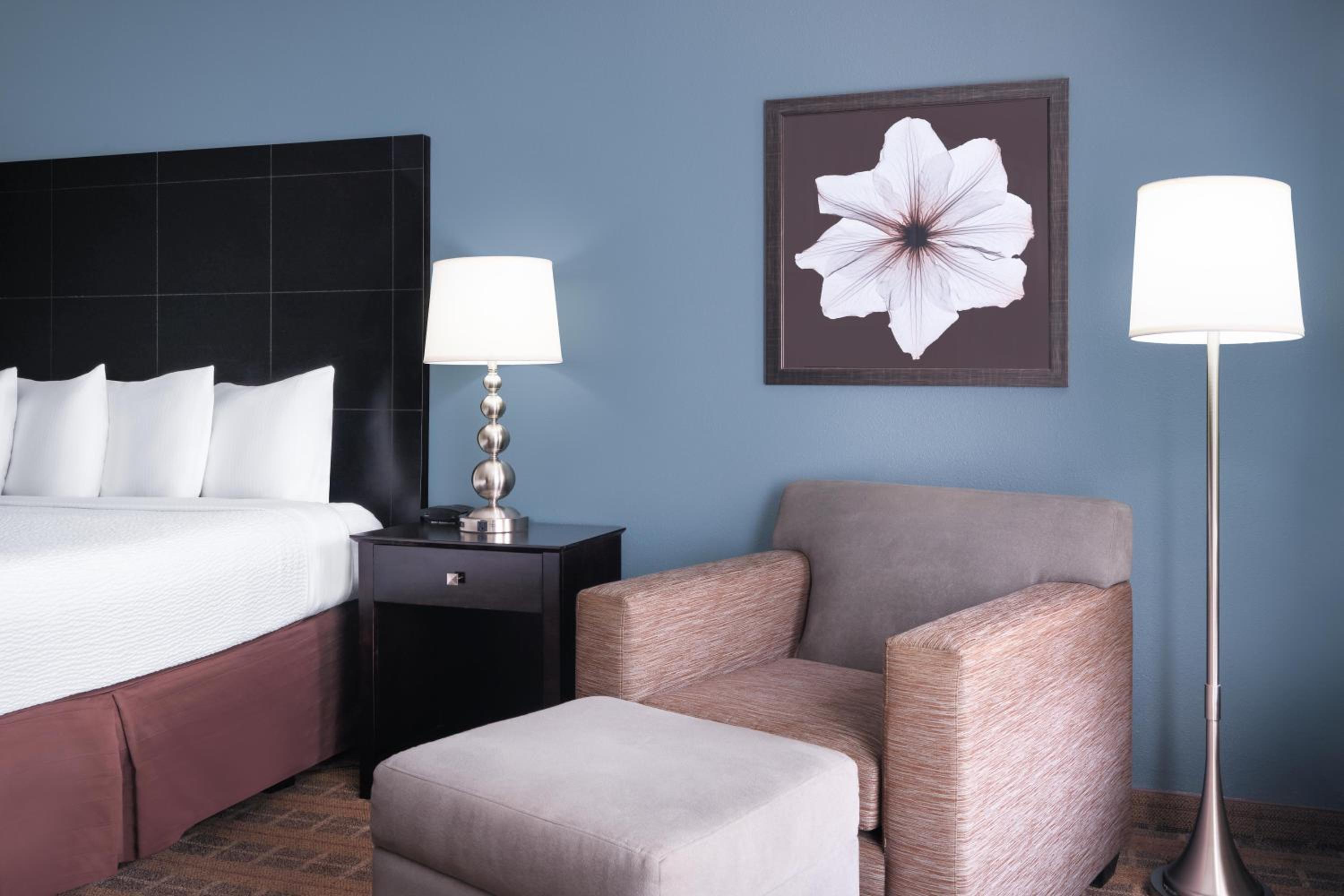 Deluxe King Room with Balcony and Walk-In Shower - Non-Smoking - Photo 6