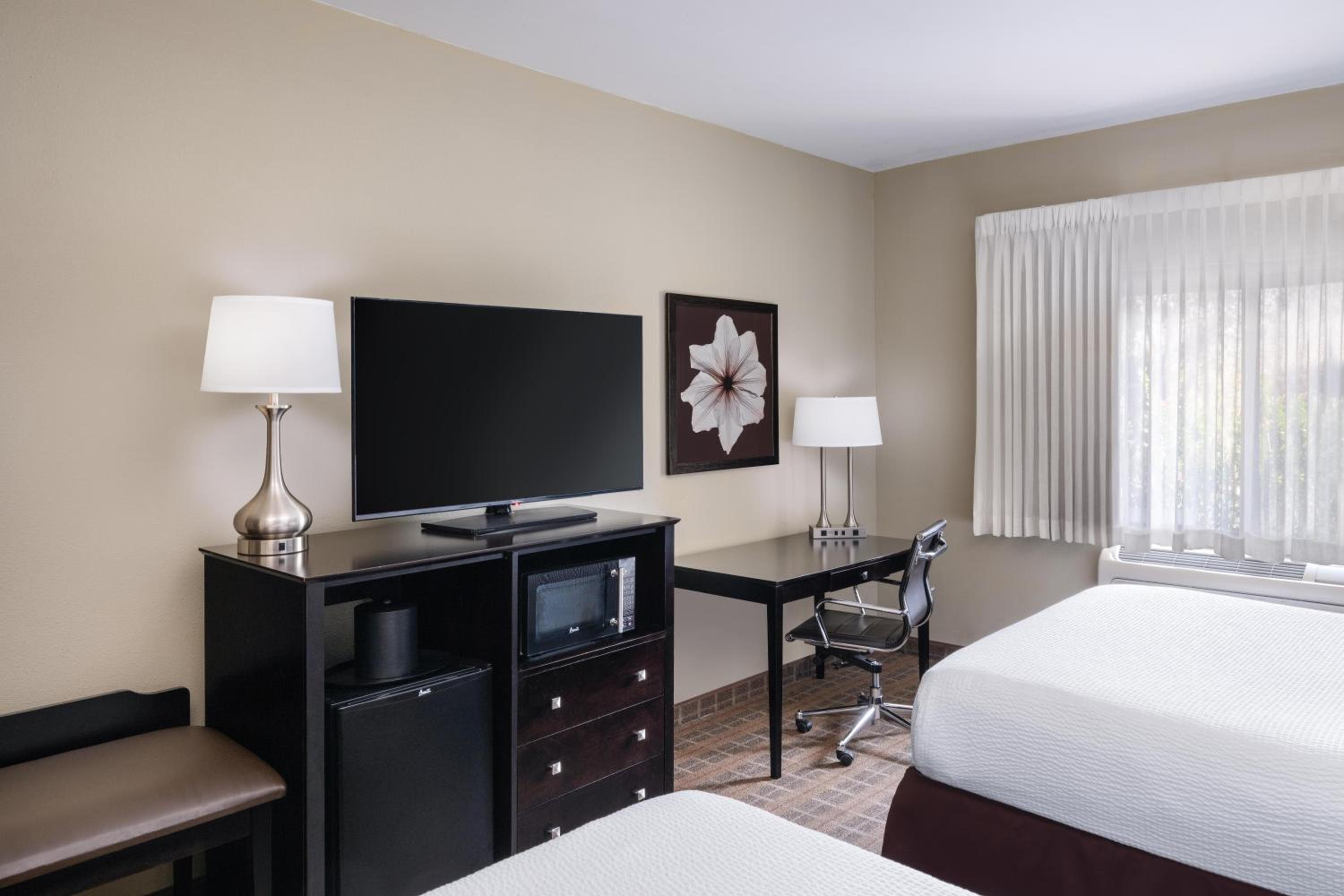 Queen Room with Two Queen Beds and Walk-In Shower - Non-Smoking - Photo 5