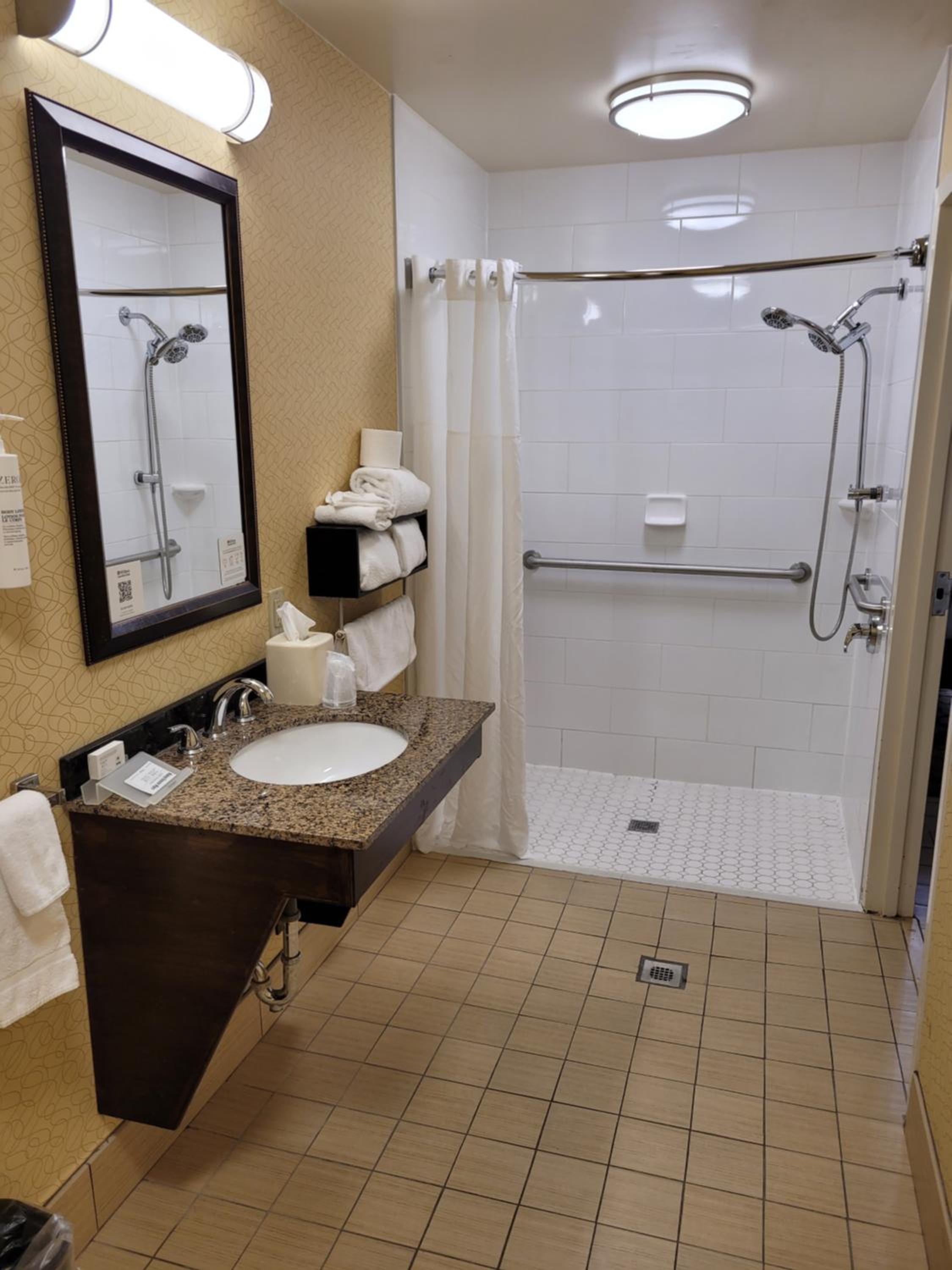 Double Room with Two Double Beds - Mobility Access - Photo 3