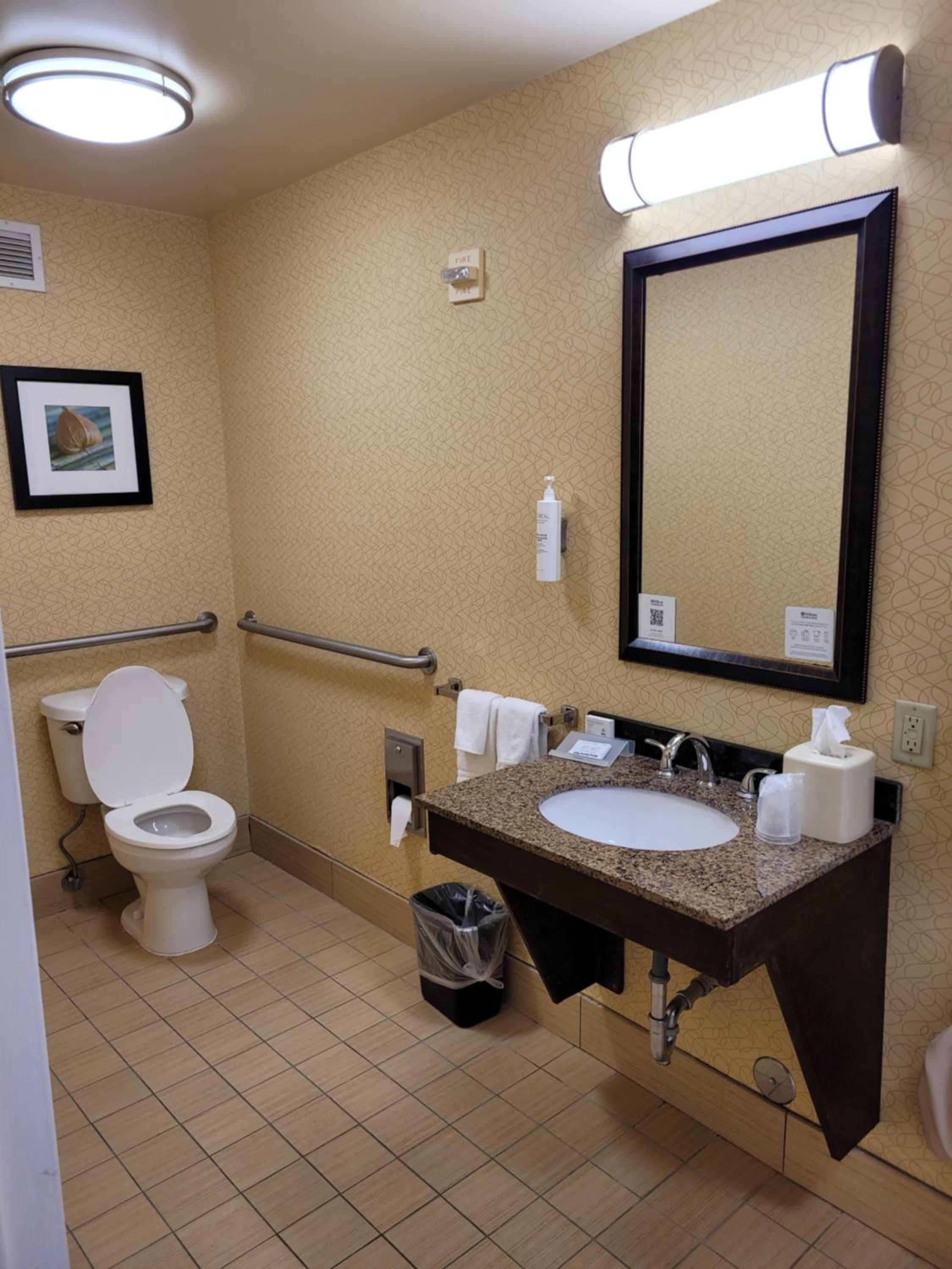 Double Room with Two Double Beds - Mobility Access - Photo 4