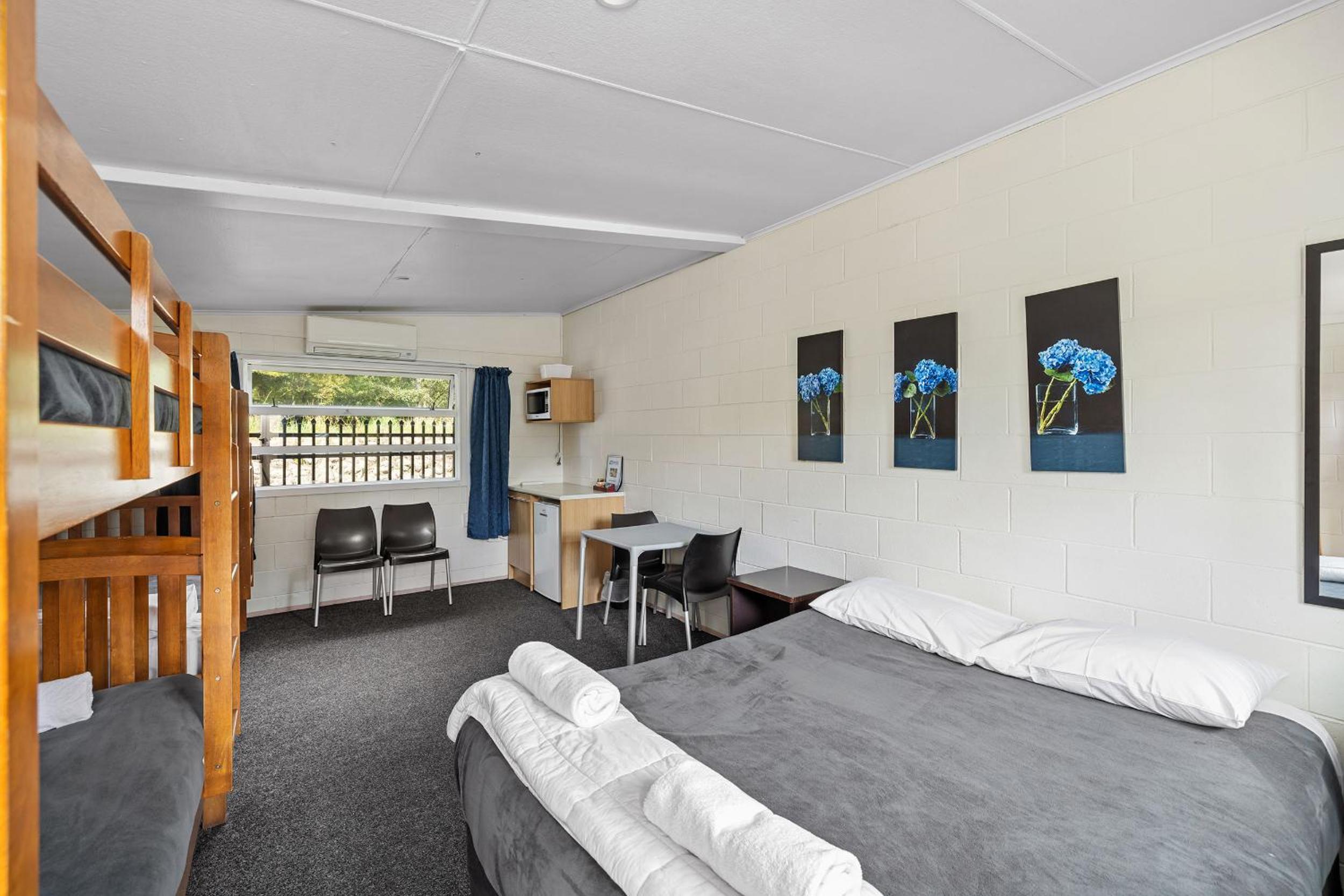 Family Room with Garden View - Photo 12