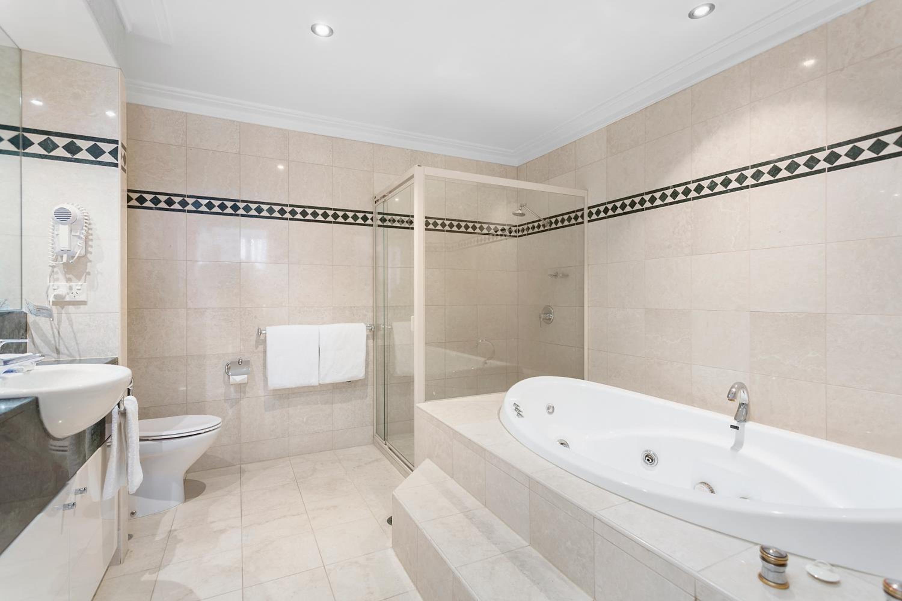 Deluxe Suite with Spa Bath thumbnail 6