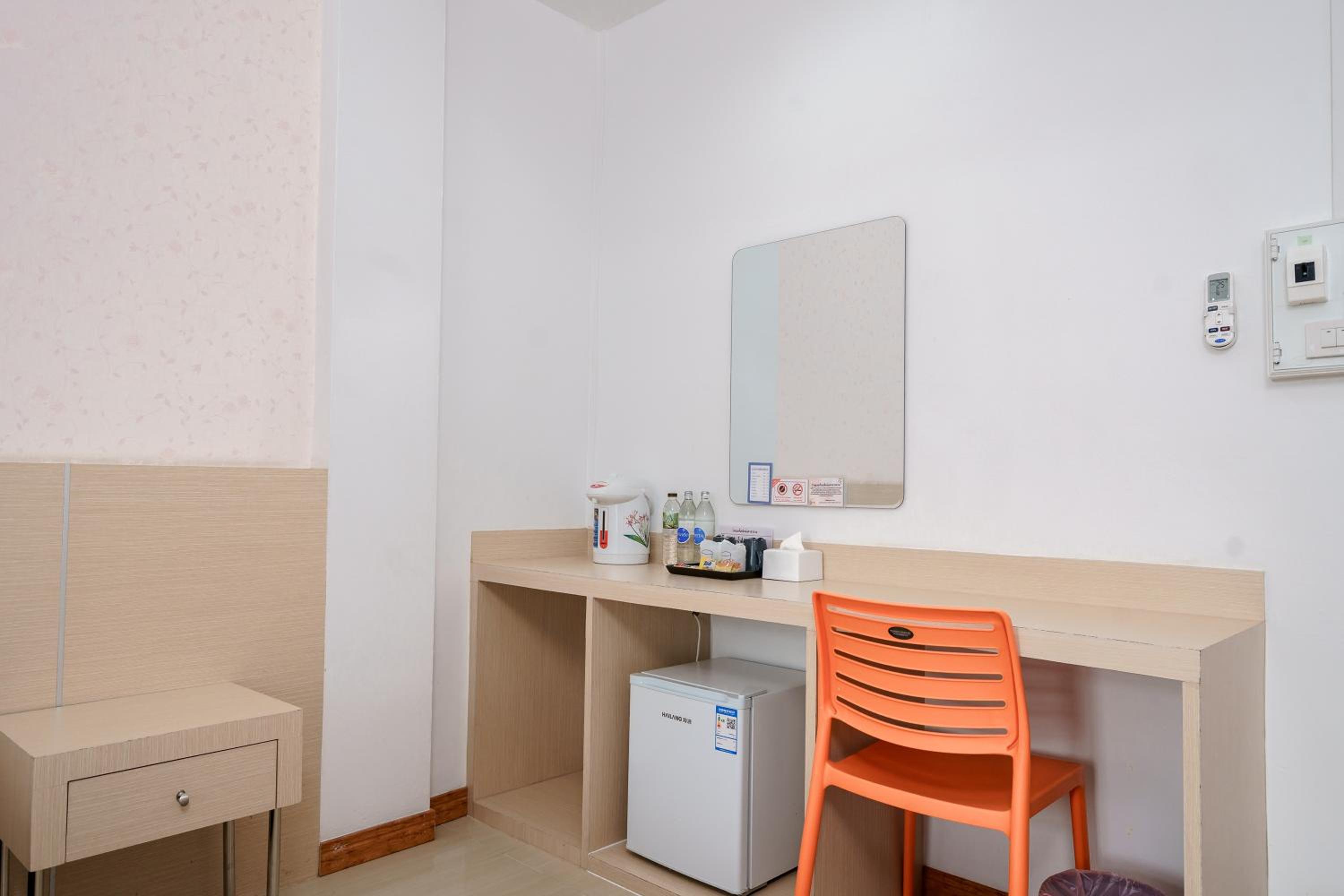 Standard King Room - Photo 12