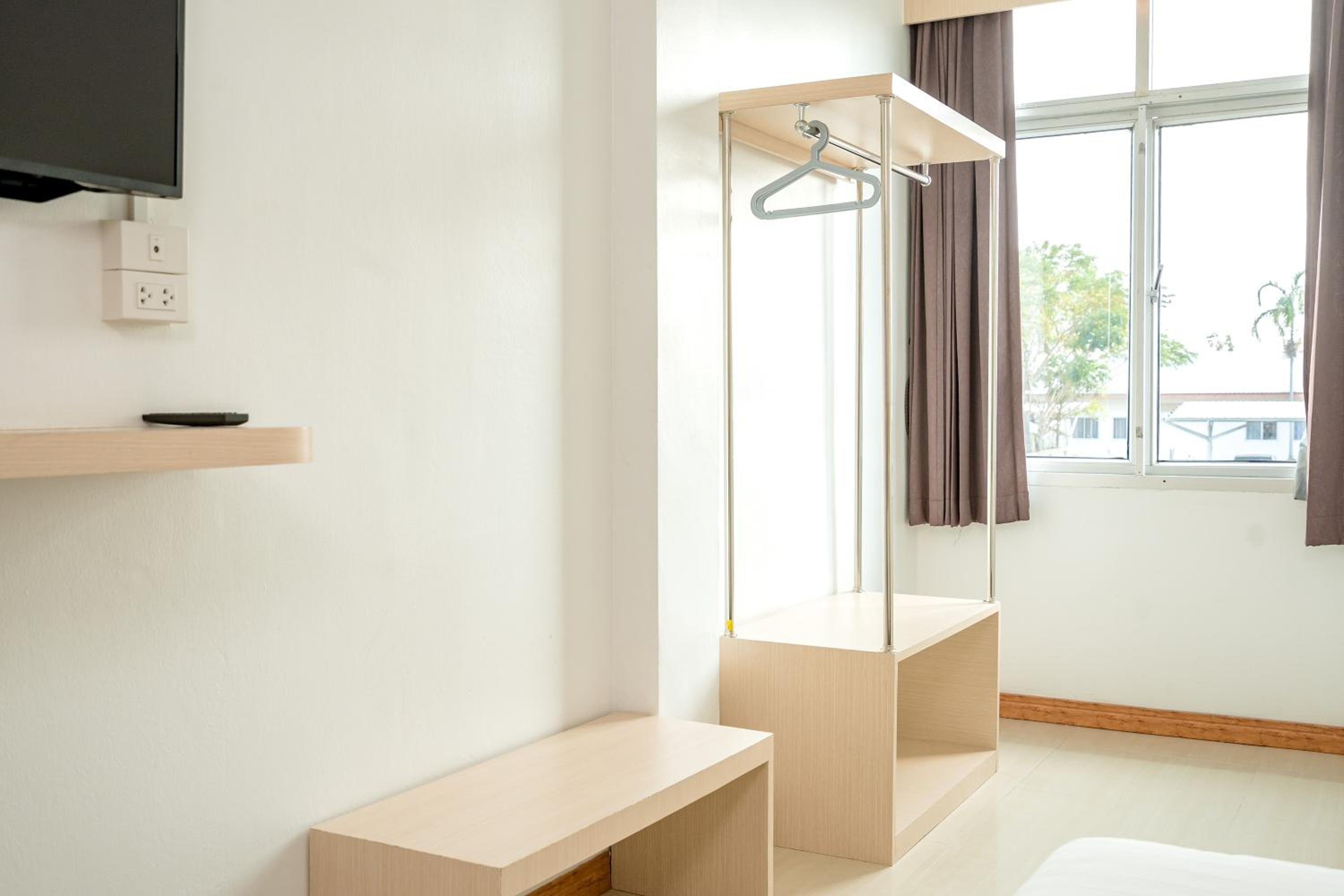 Standard King Room - Photo 11