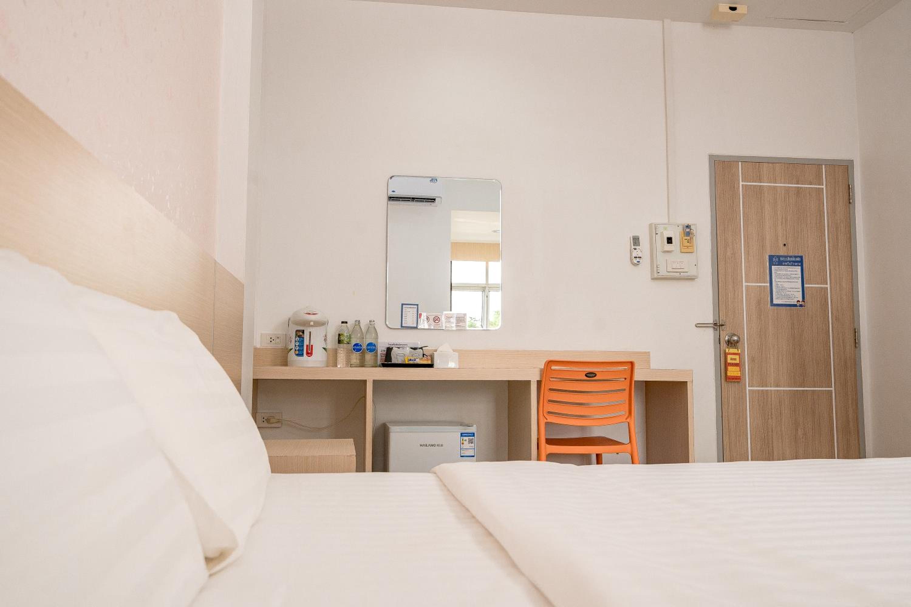 Standard King Room - Photo 14