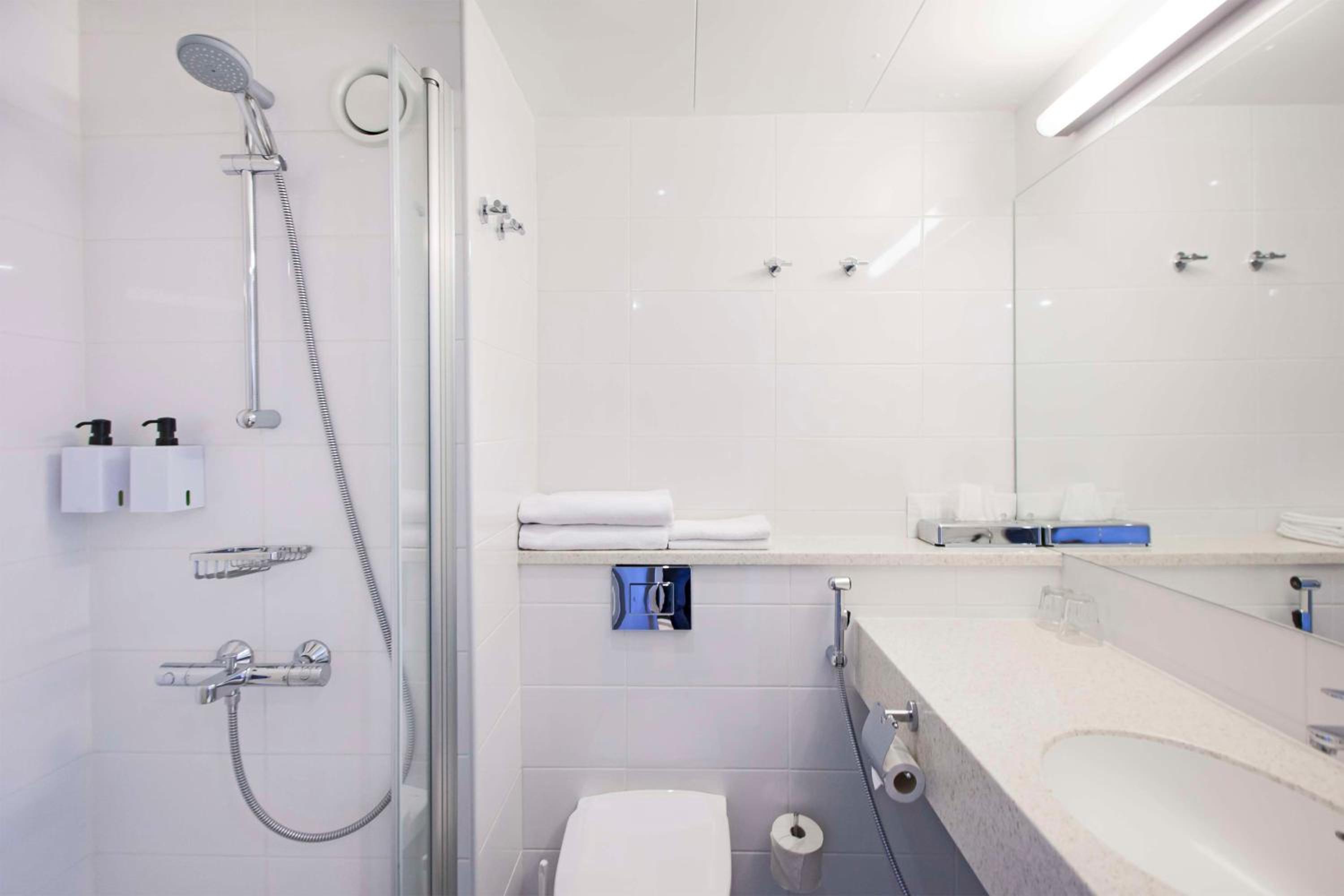 Superior King with Bathtub - Photo 4