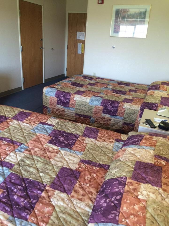 Queen Room with Two Queen Beds - Non-Smoking - Photo 4