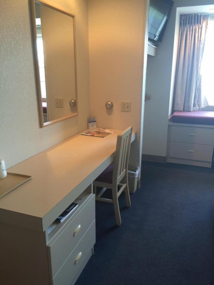 Queen Room with Two Queen Beds - Disability Access - Photo 5