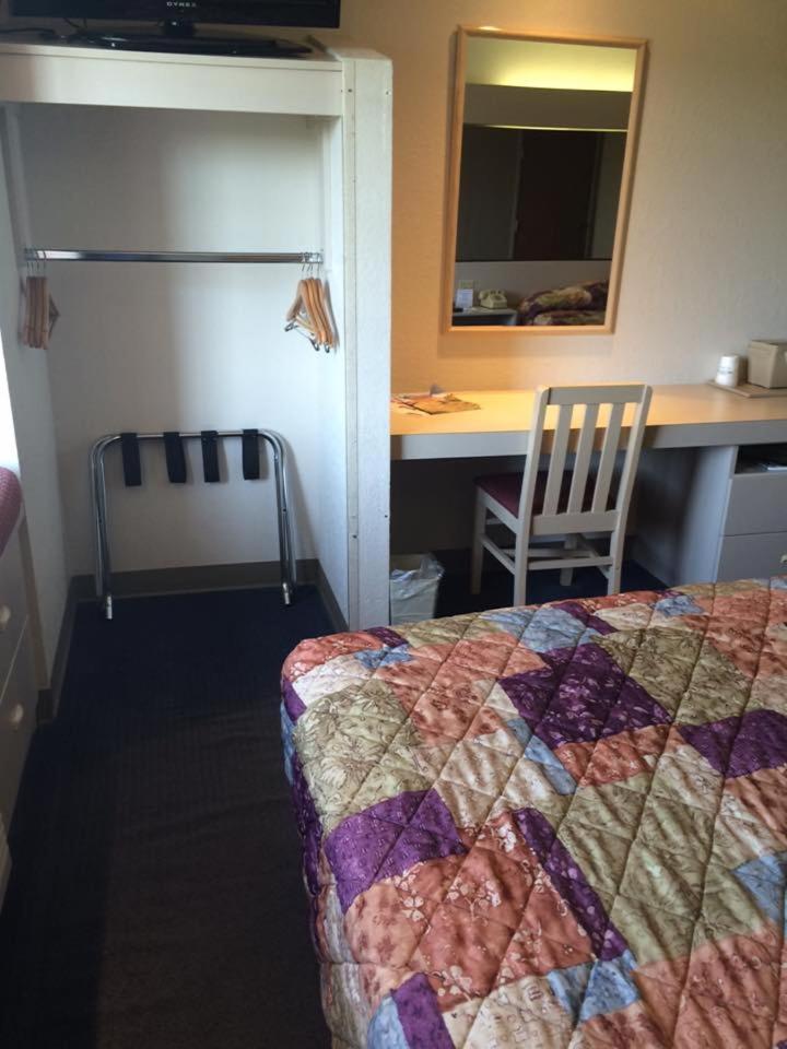 Queen Room with Two Queen Beds - Disability Access - Photo 7