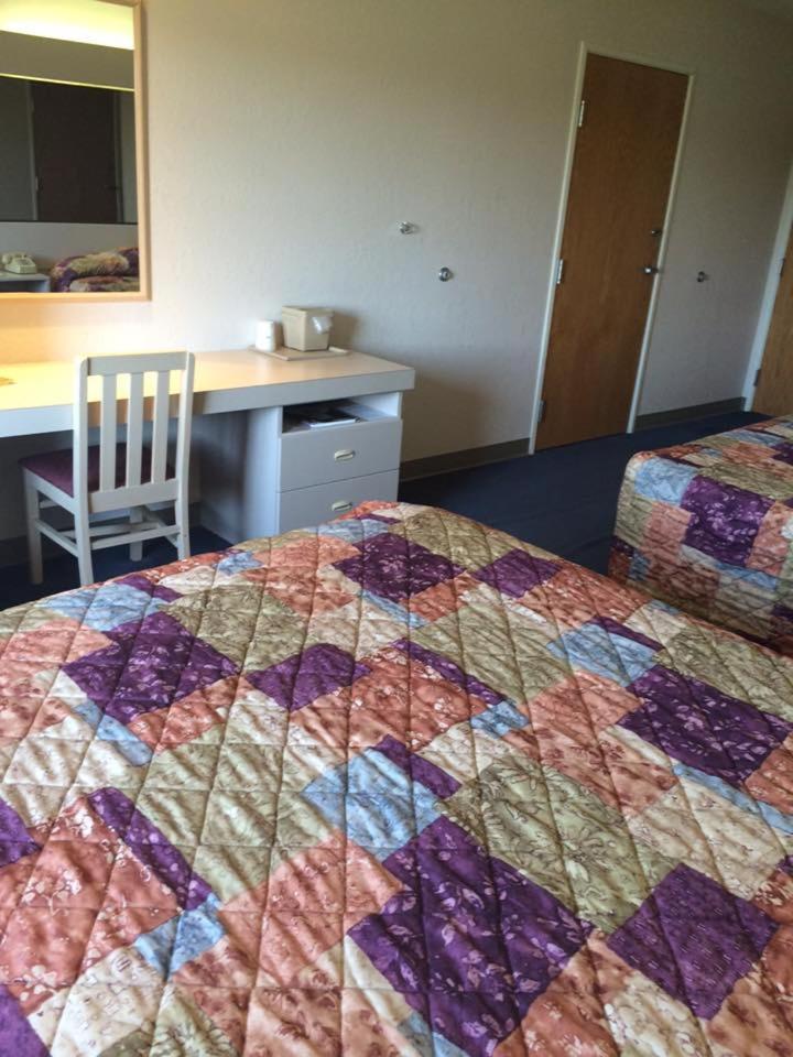 Queen Room with Two Queen Beds - Disability Access - Photo 8