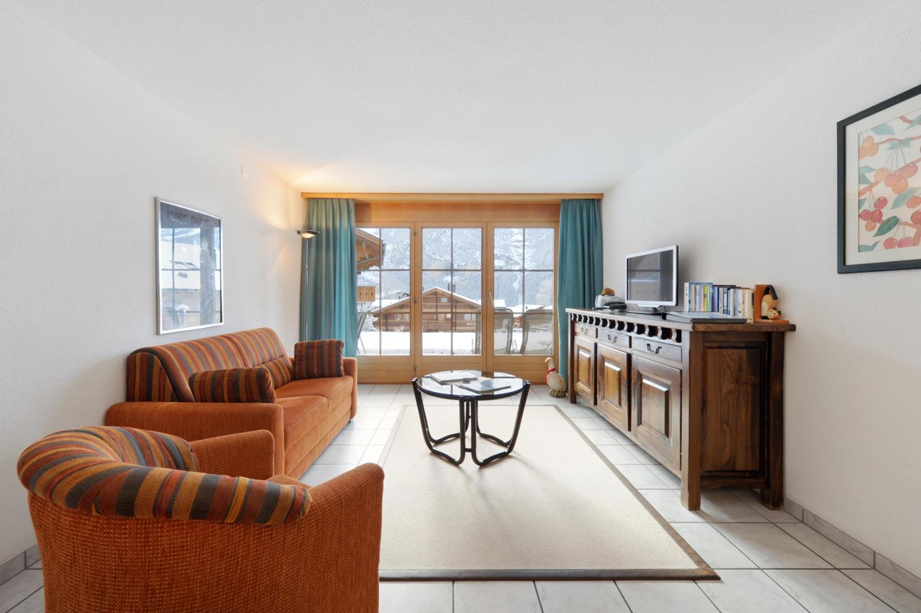 Superior One-Bedroom Apartment (595)