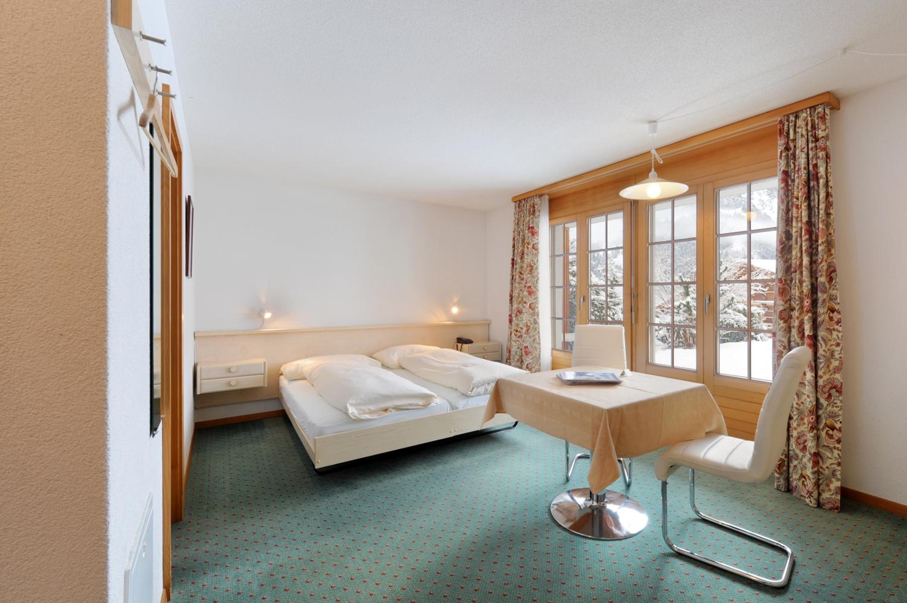 Studio (502)