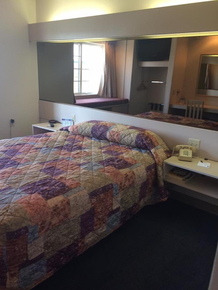 Queen Room with One Queen Bed - Disability Access/Non-Smoking - Photo 8