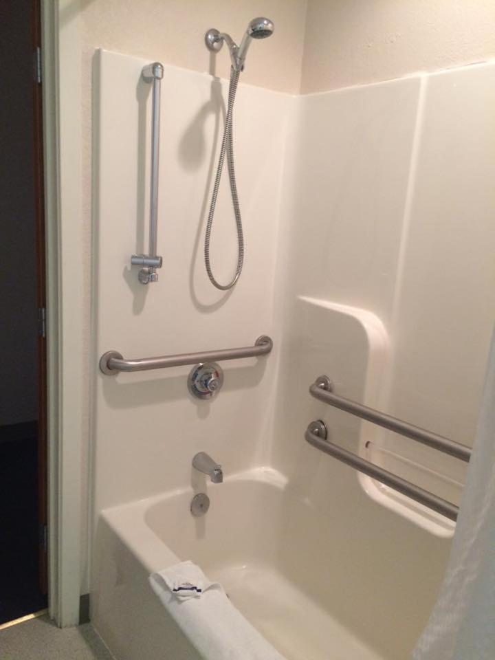 Queen Room with One Queen Bed - Disability Access/Non-Smoking - Photo 9