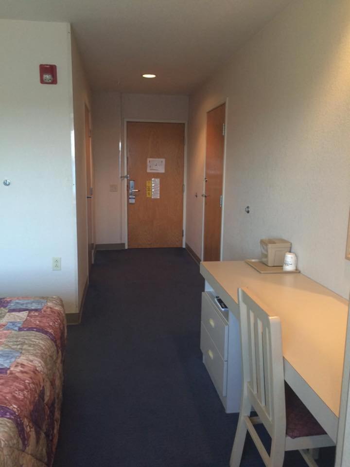 Queen Room with One Queen Bed - Disability Access/Non-Smoking - Photo 2